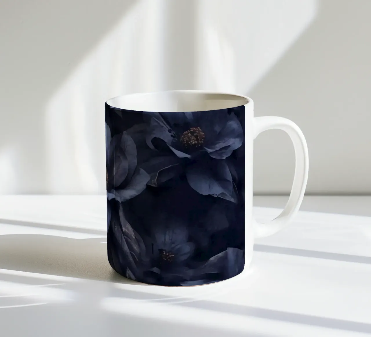 Fiori grandi di colore blu tazza in ceramica da Andrea Haase Floral Passion