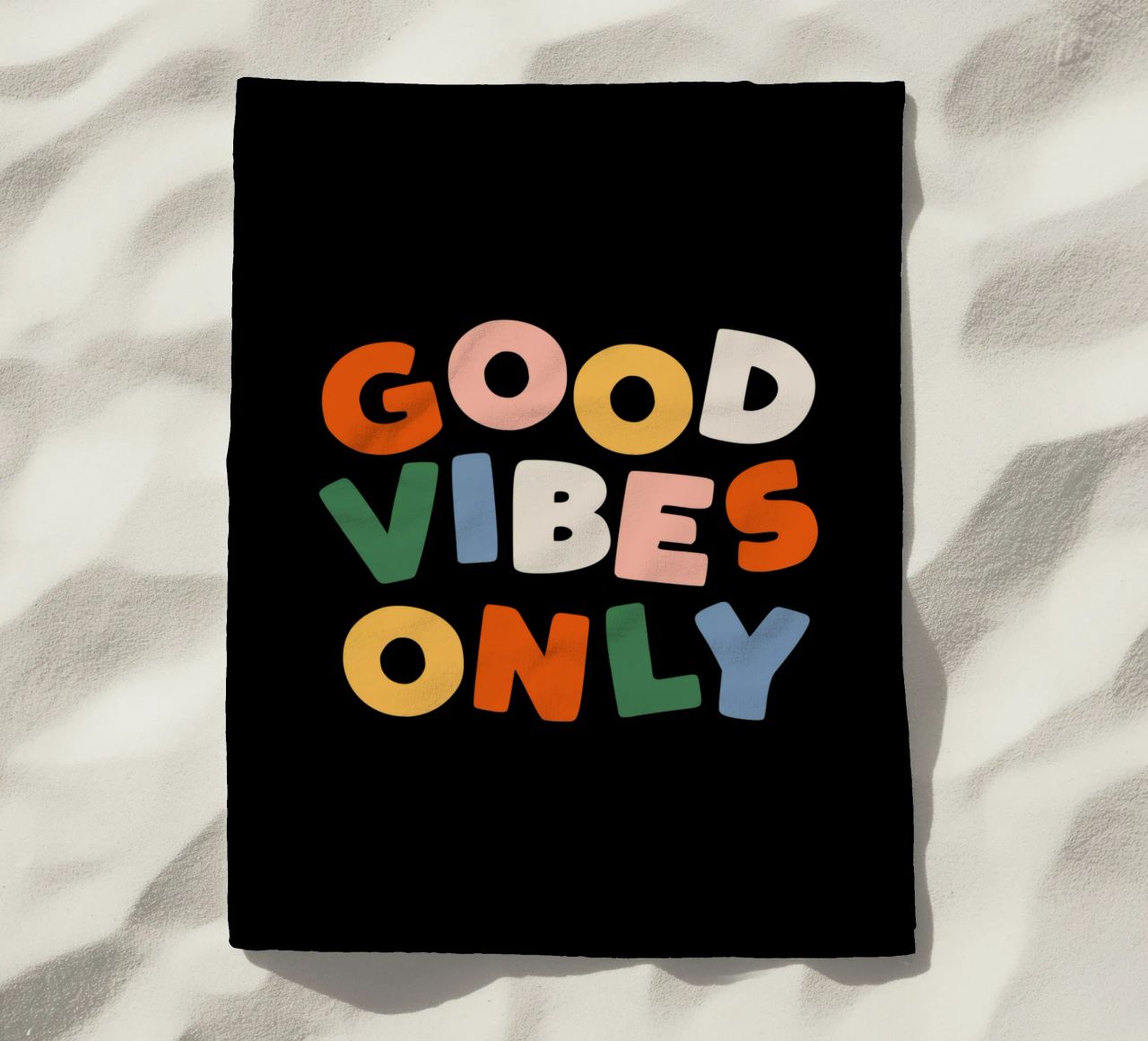 Good Vibes Only Colourful Typografie Design telo mare da THE MOTIVATED TYPE