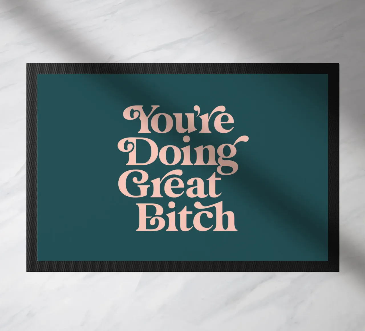 You're Doing Great Bitch Sassy Chic Typografie Design zerbino da THE MOTIVATED TYPE