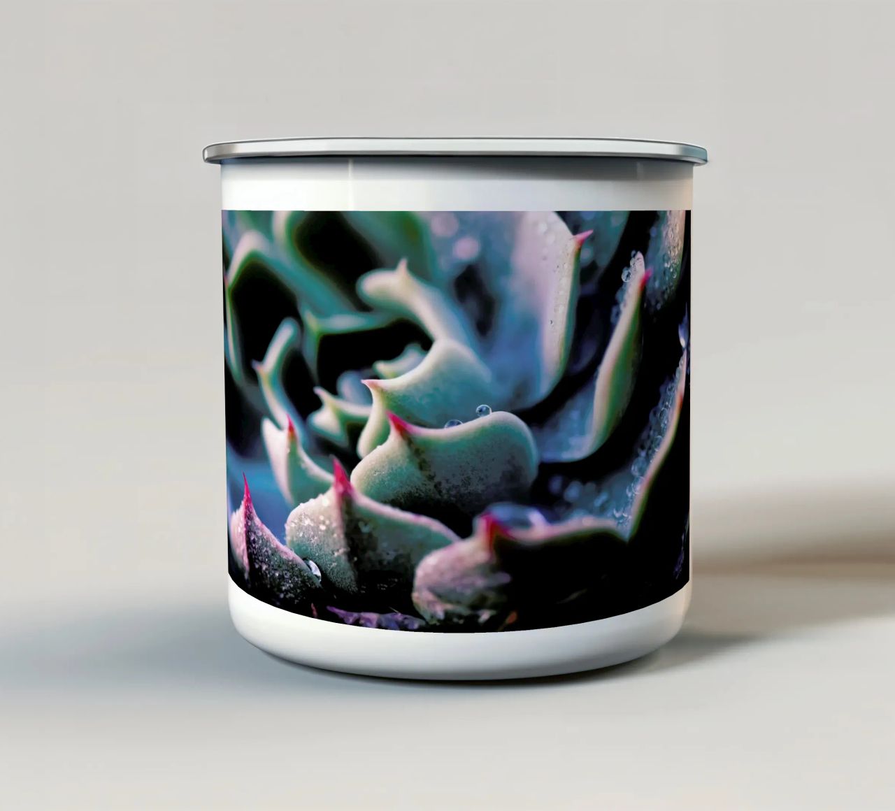 There's Glory in the Details tazza in smalto da Micklyn Le Feuvre