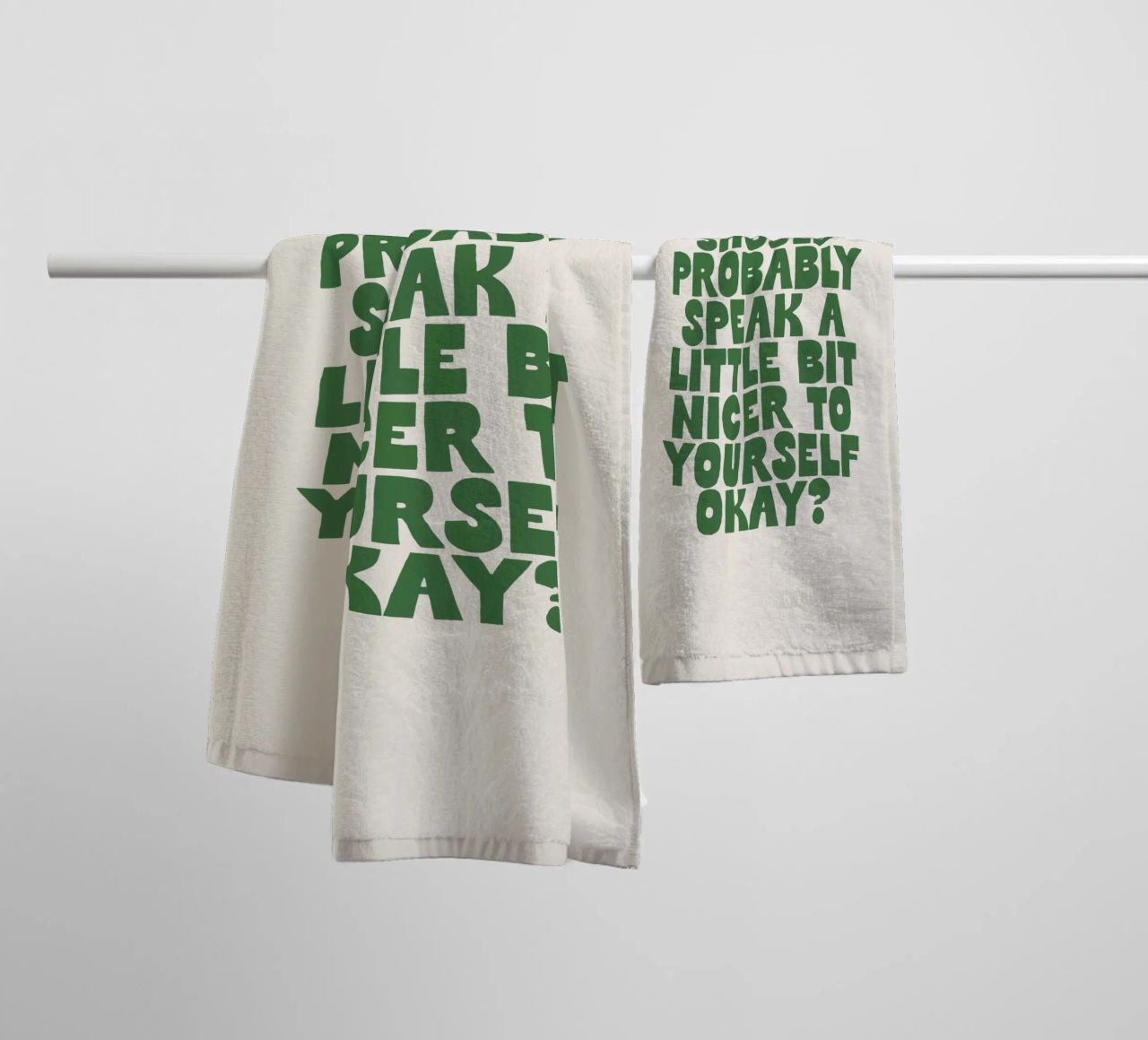 Probabilmente dovreste parlare in modo un po' più gentile con voi stessi asciugamano da bagno da THE MOTIVATED TYPE