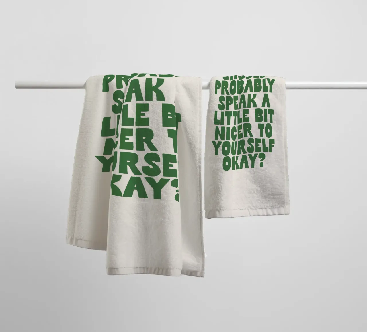Vous devriez probablement vous parler un peu plus gentiment à vous-même serviette de bain de THE MOTIVATED TYPE