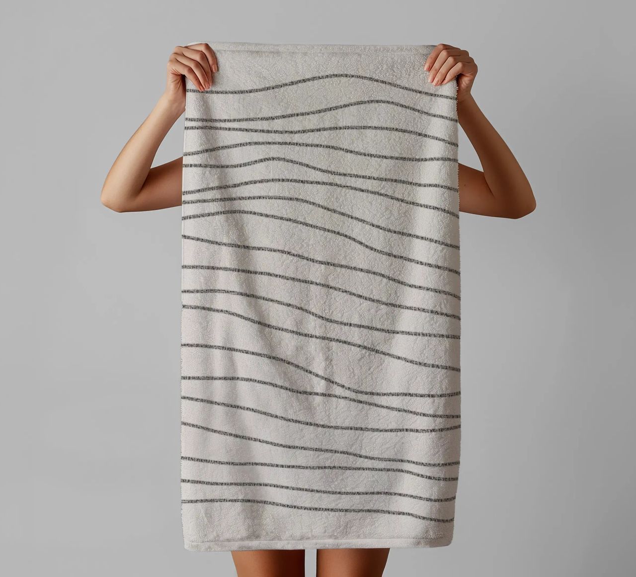 Minimal Charcoal Lines on Light Neutral | Abstract Landscape asciugamano da bagno da sabidussi