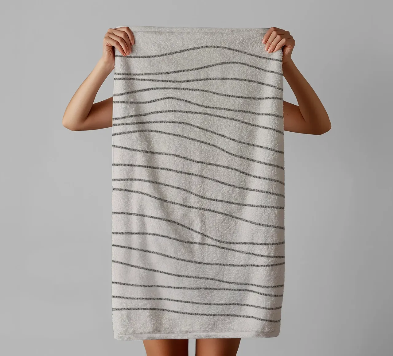 Minimal Charcoal Lines on Light Neutral | Abstract Landscape asciugamano da bagno da sabidussi