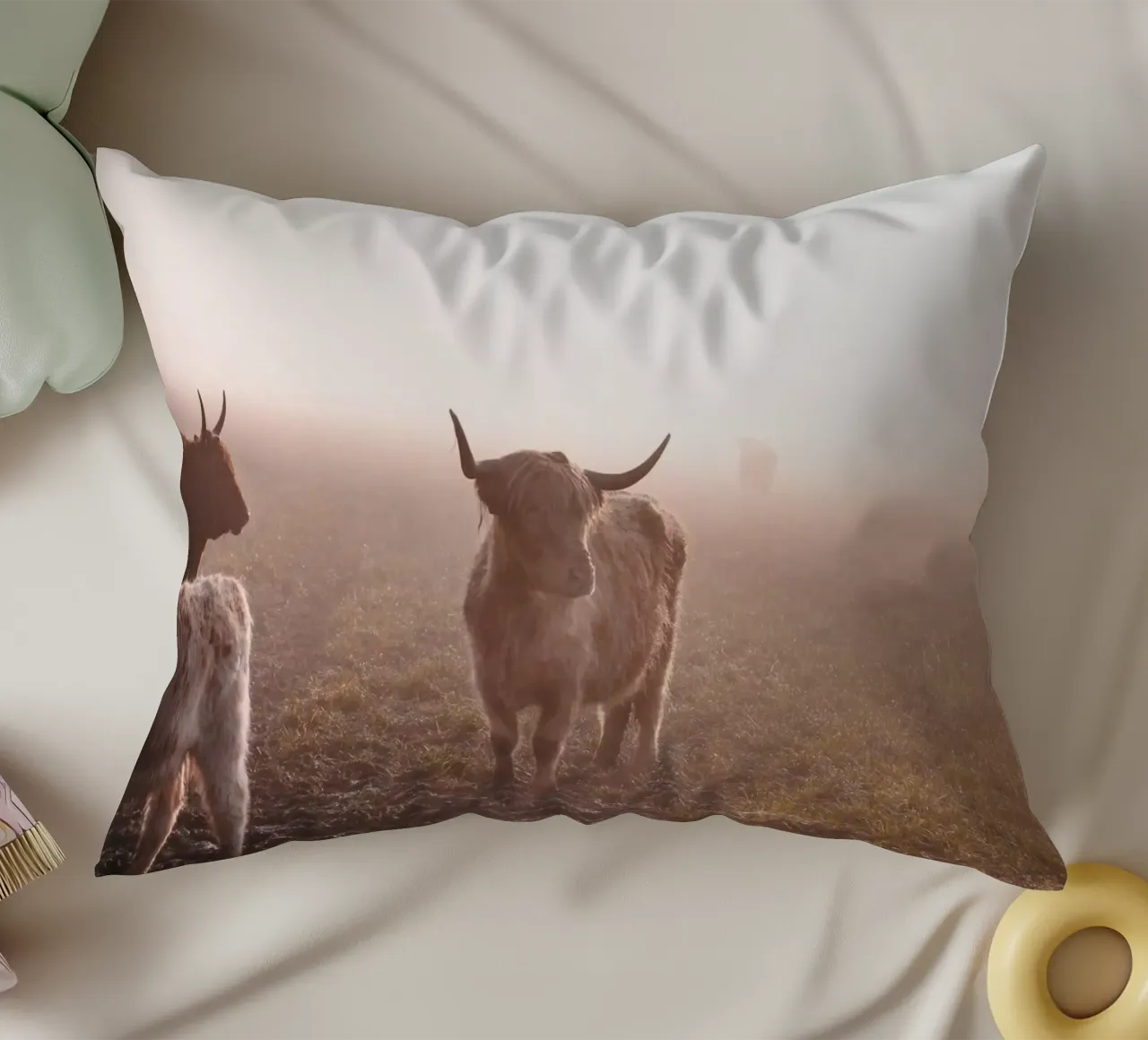 Bovini delle Highland - velo di nebbia sul pascolo 🐮 cuscino da Sibbershusum