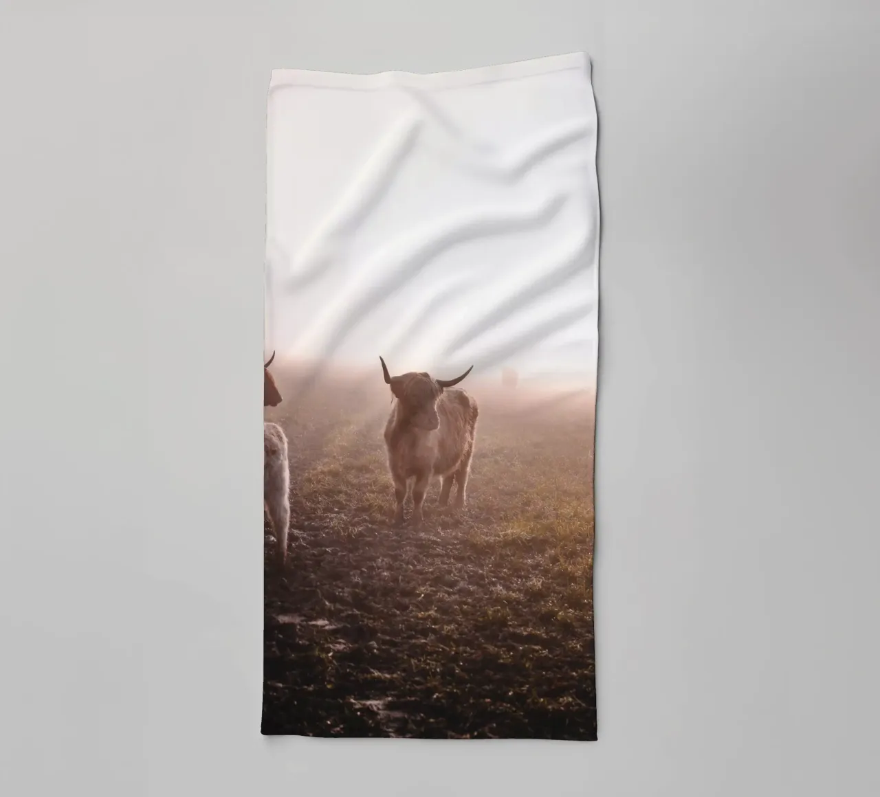 Bovini delle Highland - velo di nebbia sul pascolo 🐮 asciugamano da bagno da Sibbershusum