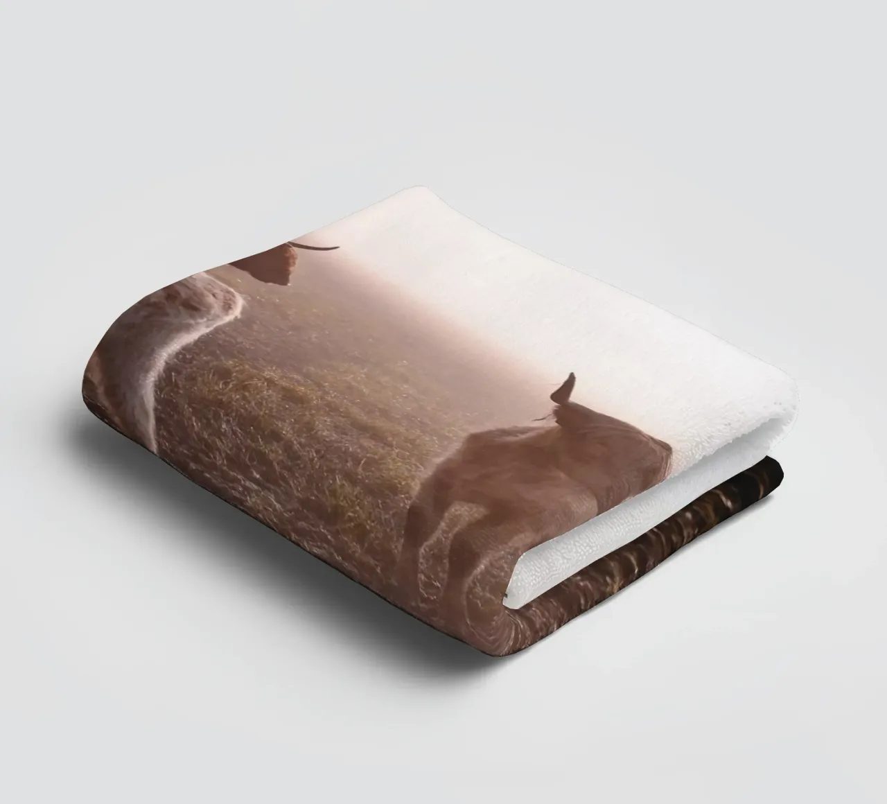 Bovini delle Highland - velo di nebbia sul pascolo 🐮 asciugamano da bagno da Sibbershusum