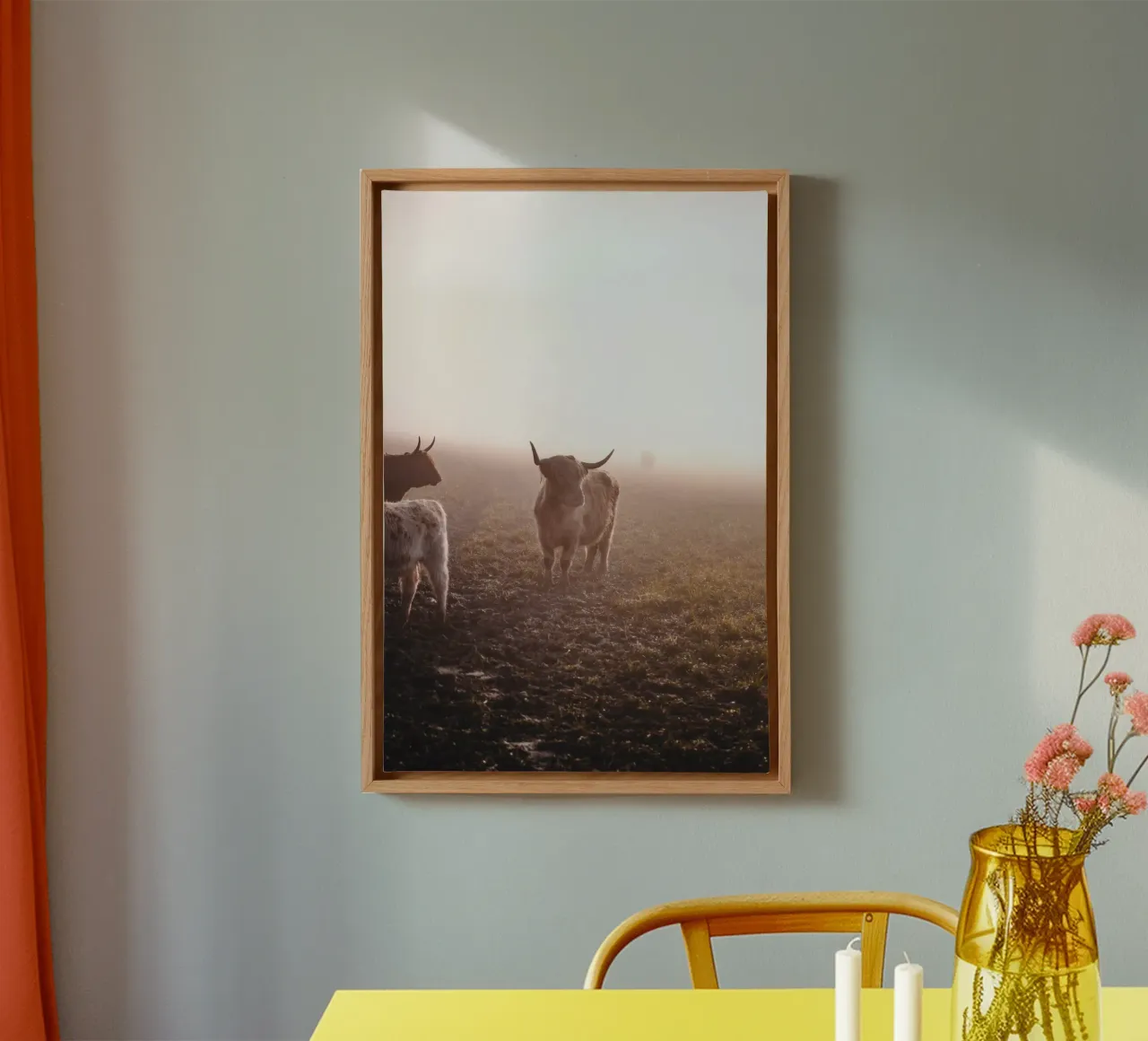 Hochland Rind - Nebelschleier über der Weide 🐮 Leinwand von Sibbershusum