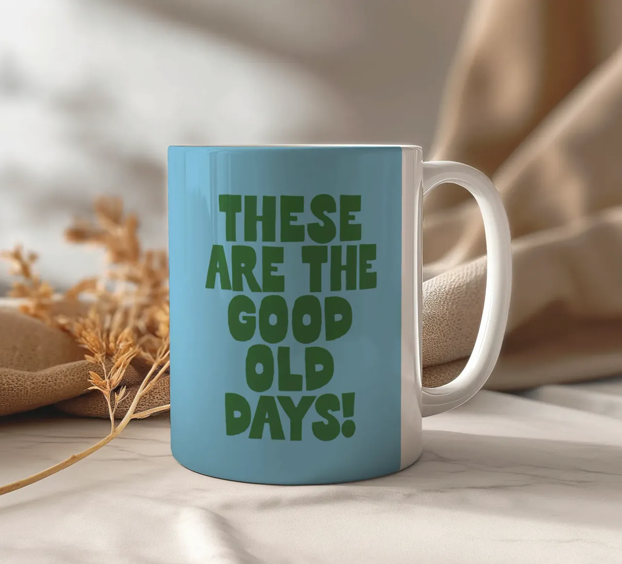 These Are the Good Old Days Typografie Design in blu tazza in ceramica da THE MOTIVATED TYPE