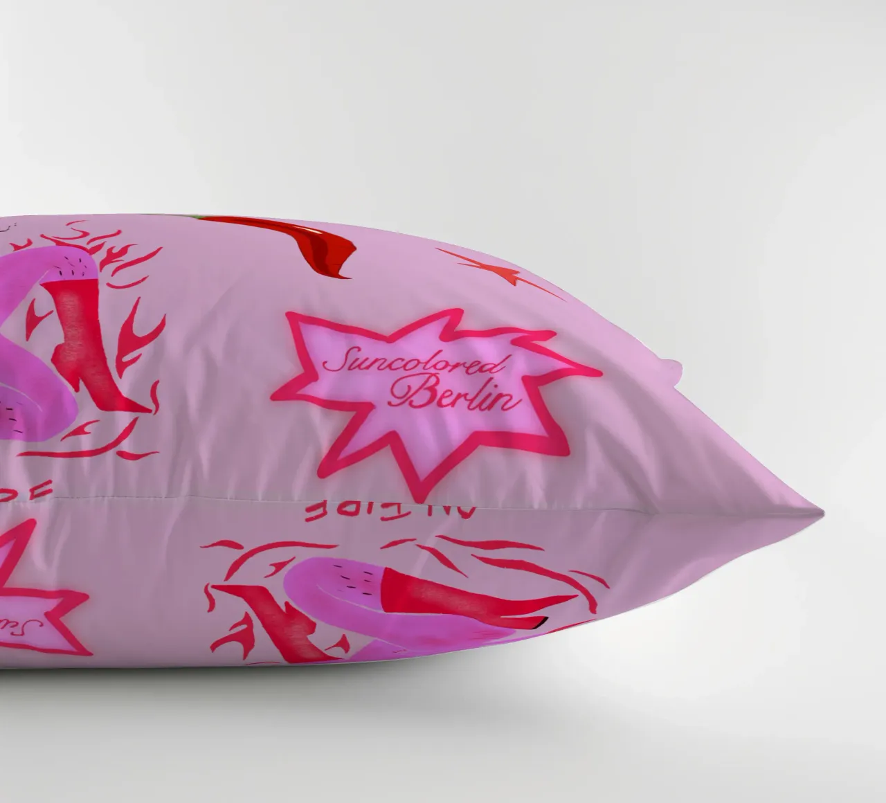 Fierce and Playful: Hot Chili Vibes cuscino da suncoloredberlin
