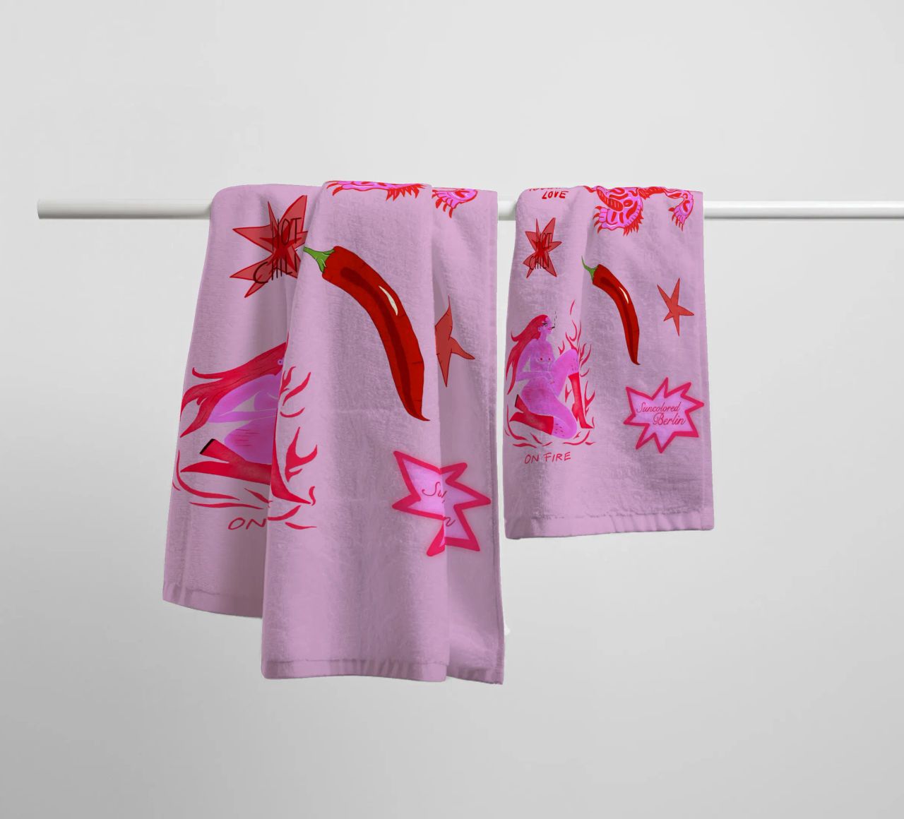 Fierce and Playful: Hot Chili Vibes Handtuch von suncoloredberlin