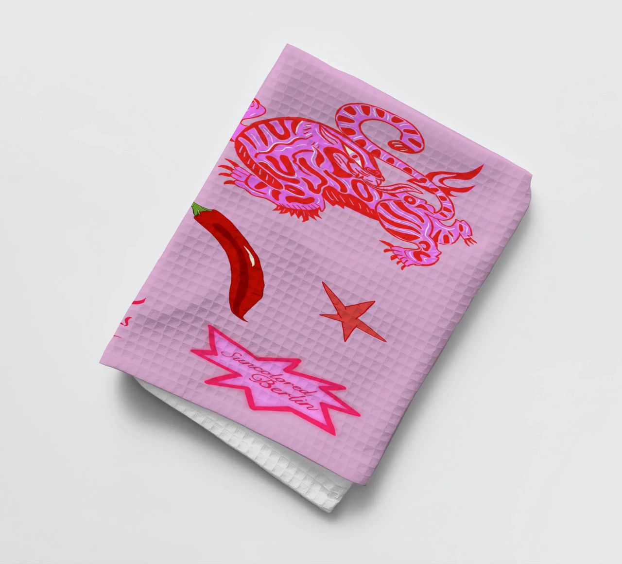 Fierce and Playful: Hot Chili Vibes Geschirrtuch von suncoloredberlin