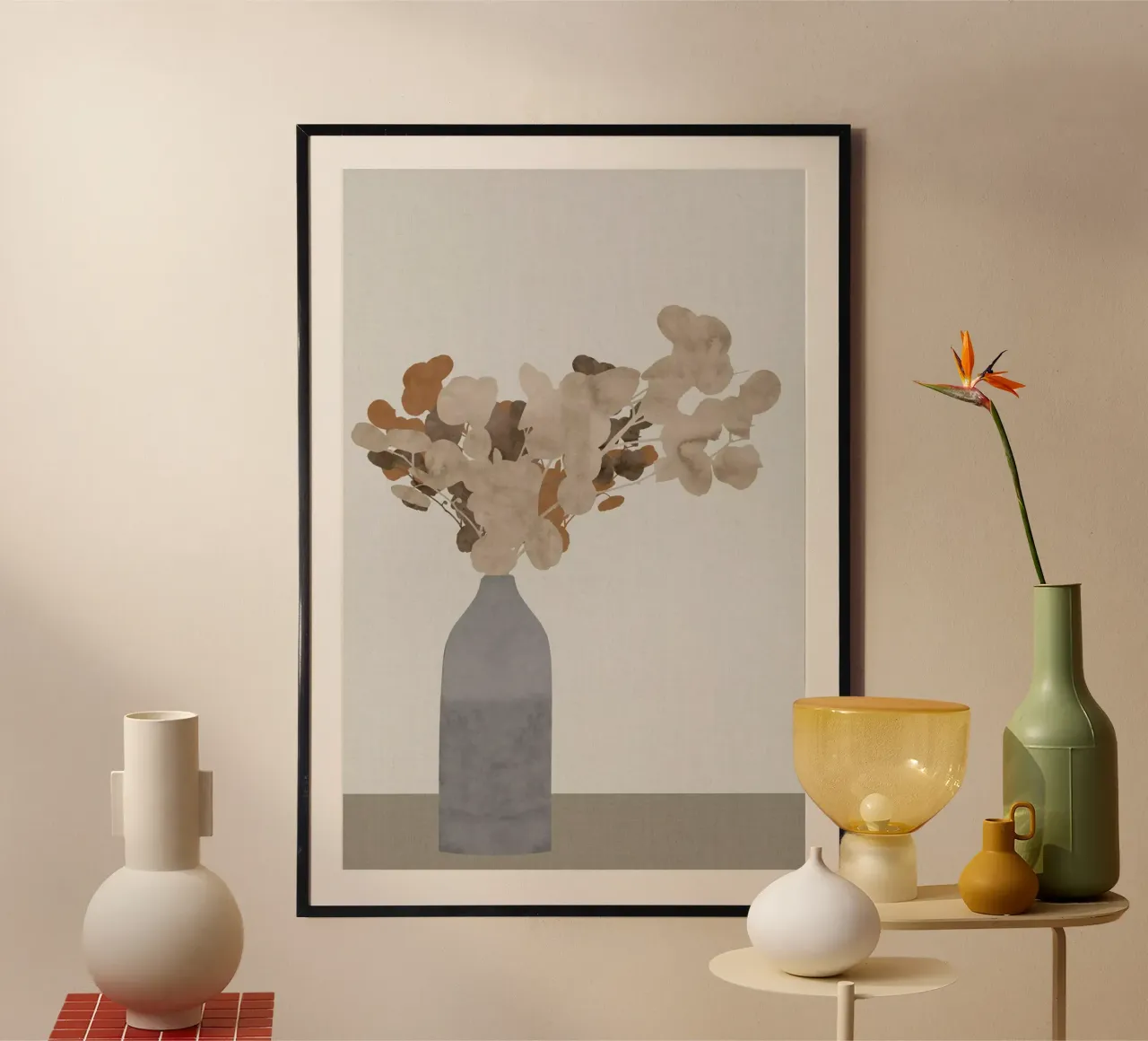 Rostbraune getrocknete Blumen in Vase auf Tisch I Poster mit Holzrahmen von Cartissi