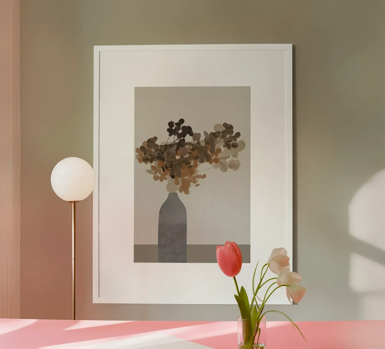Rostbraune getrocknete Blumen in Vase auf Tisch II Poster mit Aluminium Rahmen von Cartissi