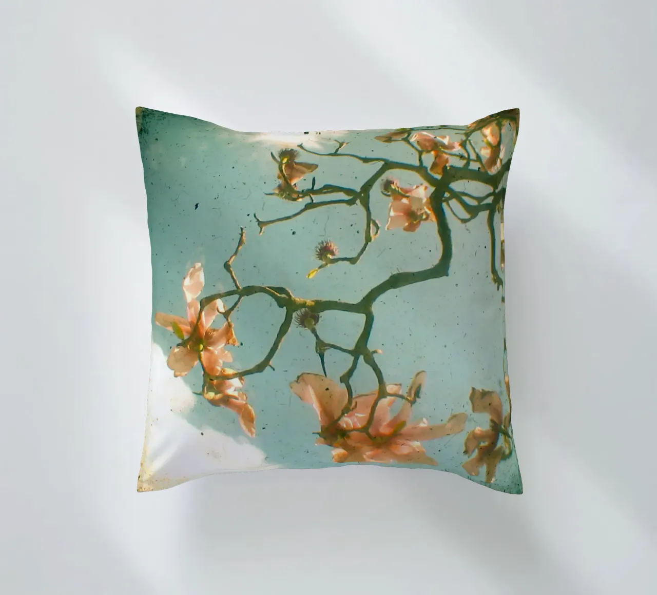 Magnolia dolce cuscino da Cassia Beck Photography