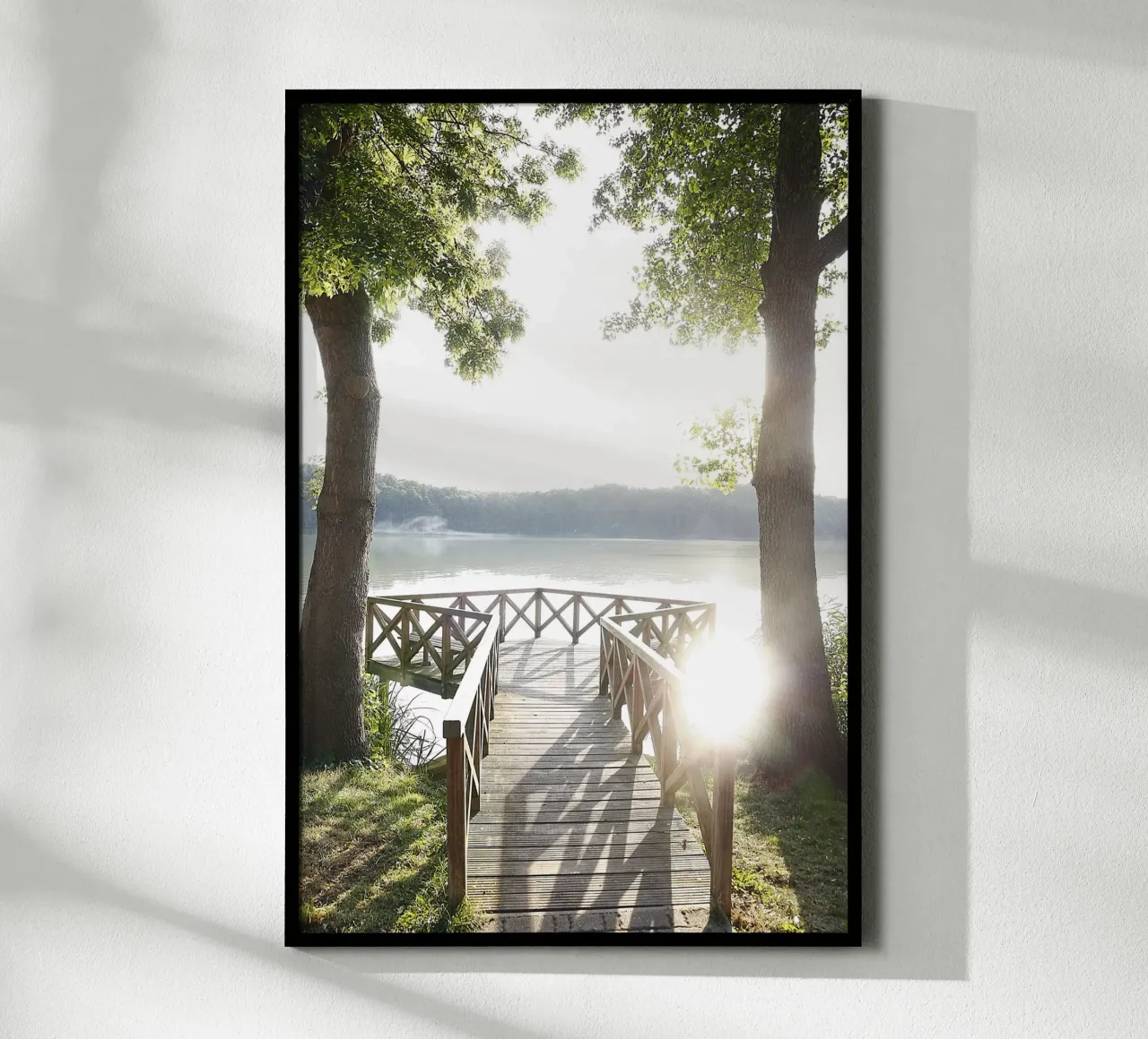 Pontile sul lago poster con telaio in plastica da eyes & tries