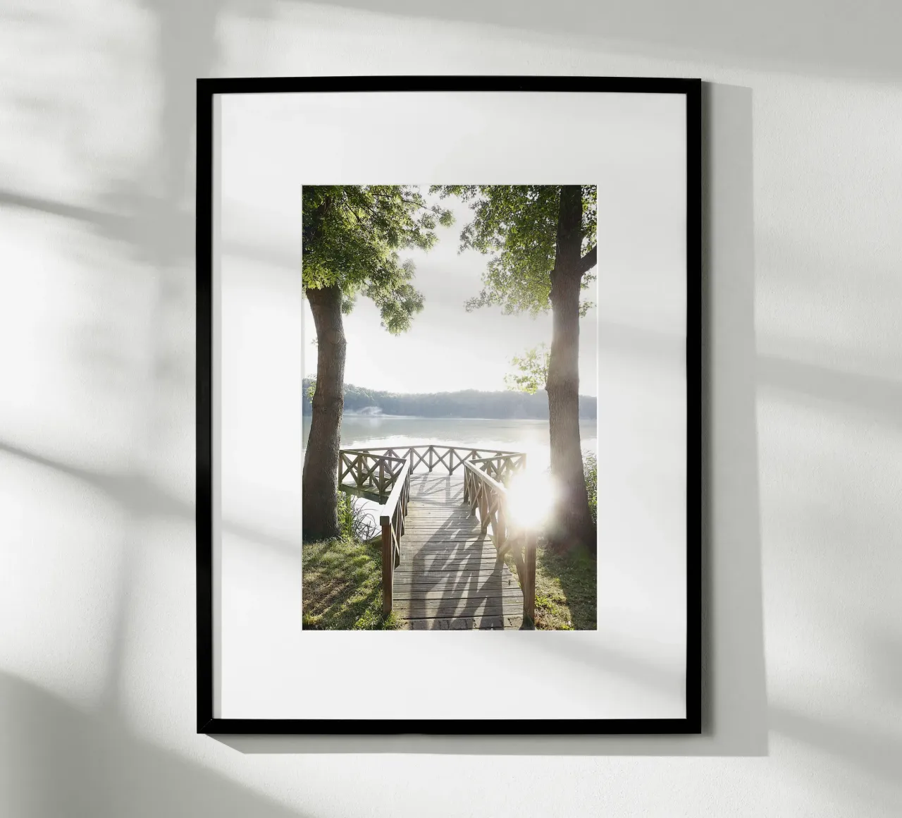 Pontile sul lago poster con telaio in plastica da eyes & tries
