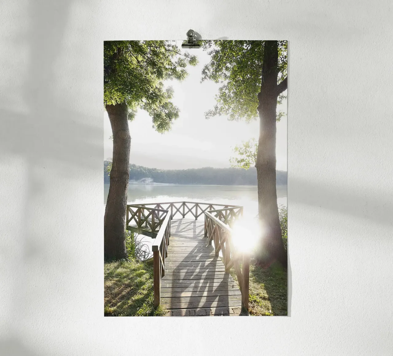 Pontile sul lago poster con telaio in plastica da eyes & tries