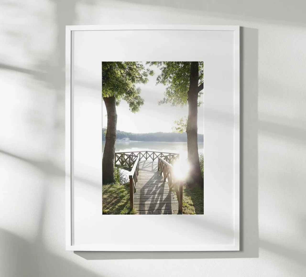 Pontile sul lago poster con telaio in plastica da eyes & tries