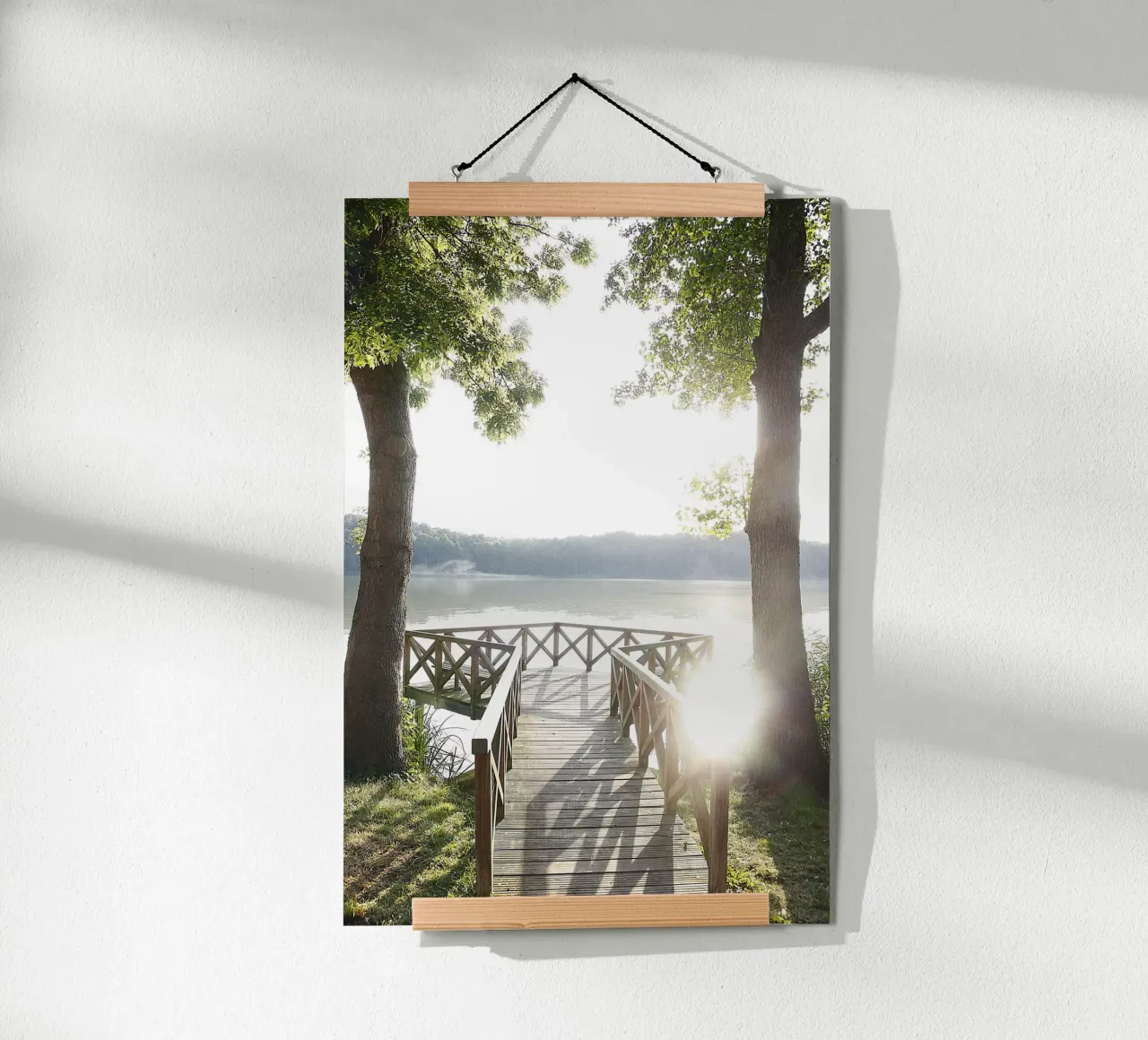 Pontile sul lago poster con telaio in plastica da eyes & tries