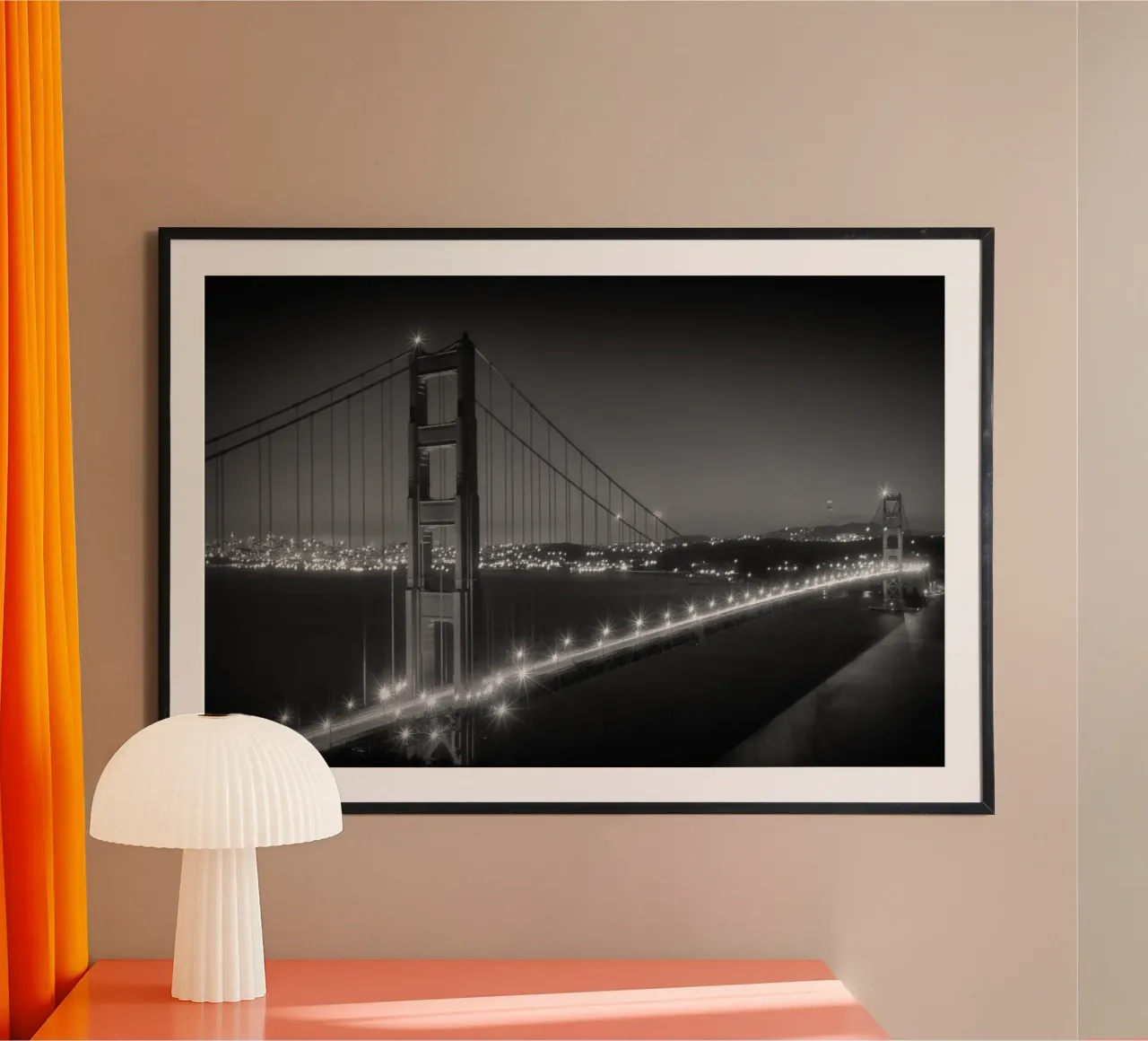 Golden Gate Bridge di sera | Monochrom poster con telaio in legno da Melanie Viola