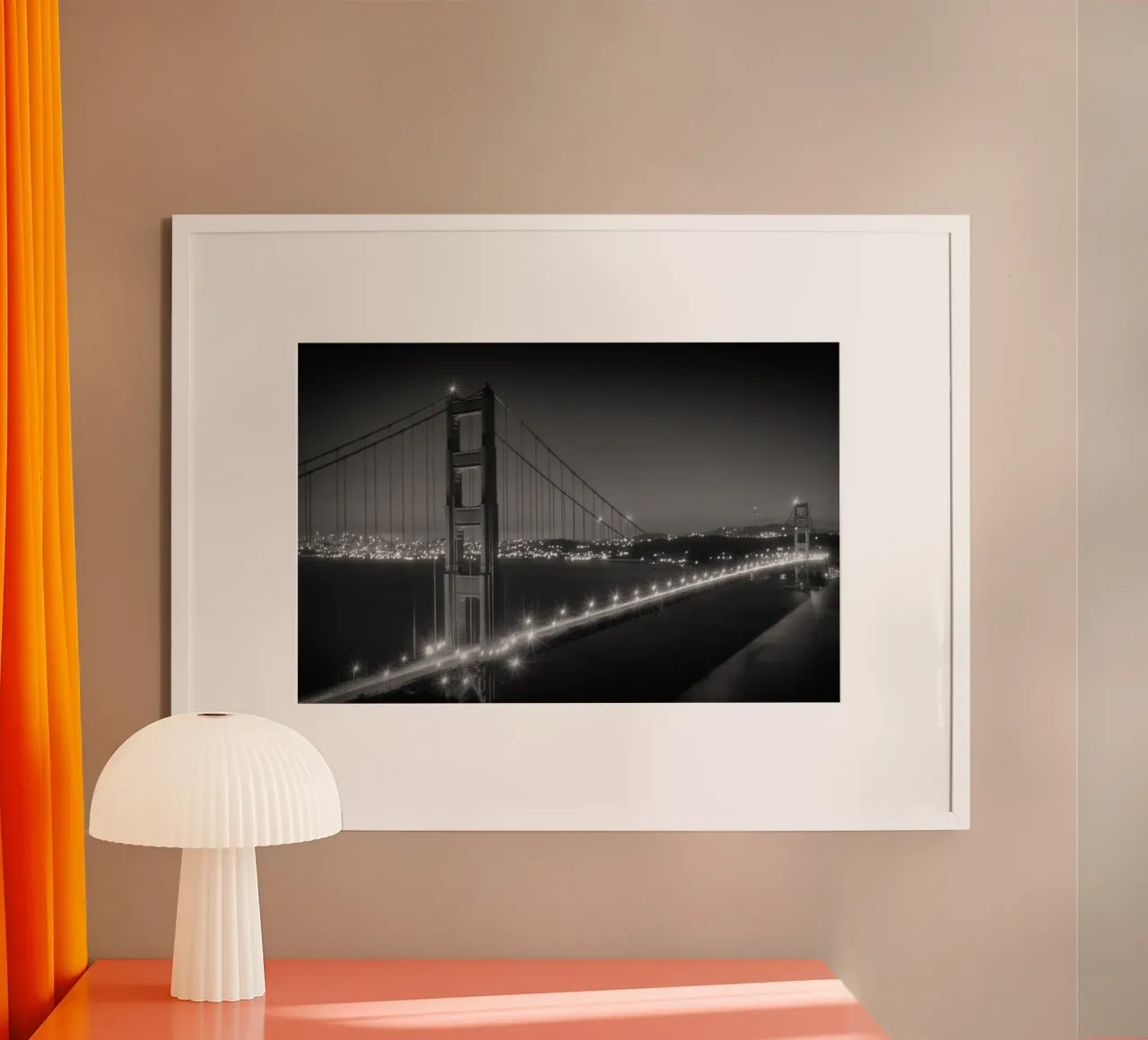 Golden Gate Bridge di sera | Monochrom poster con telaio in legno da Melanie Viola