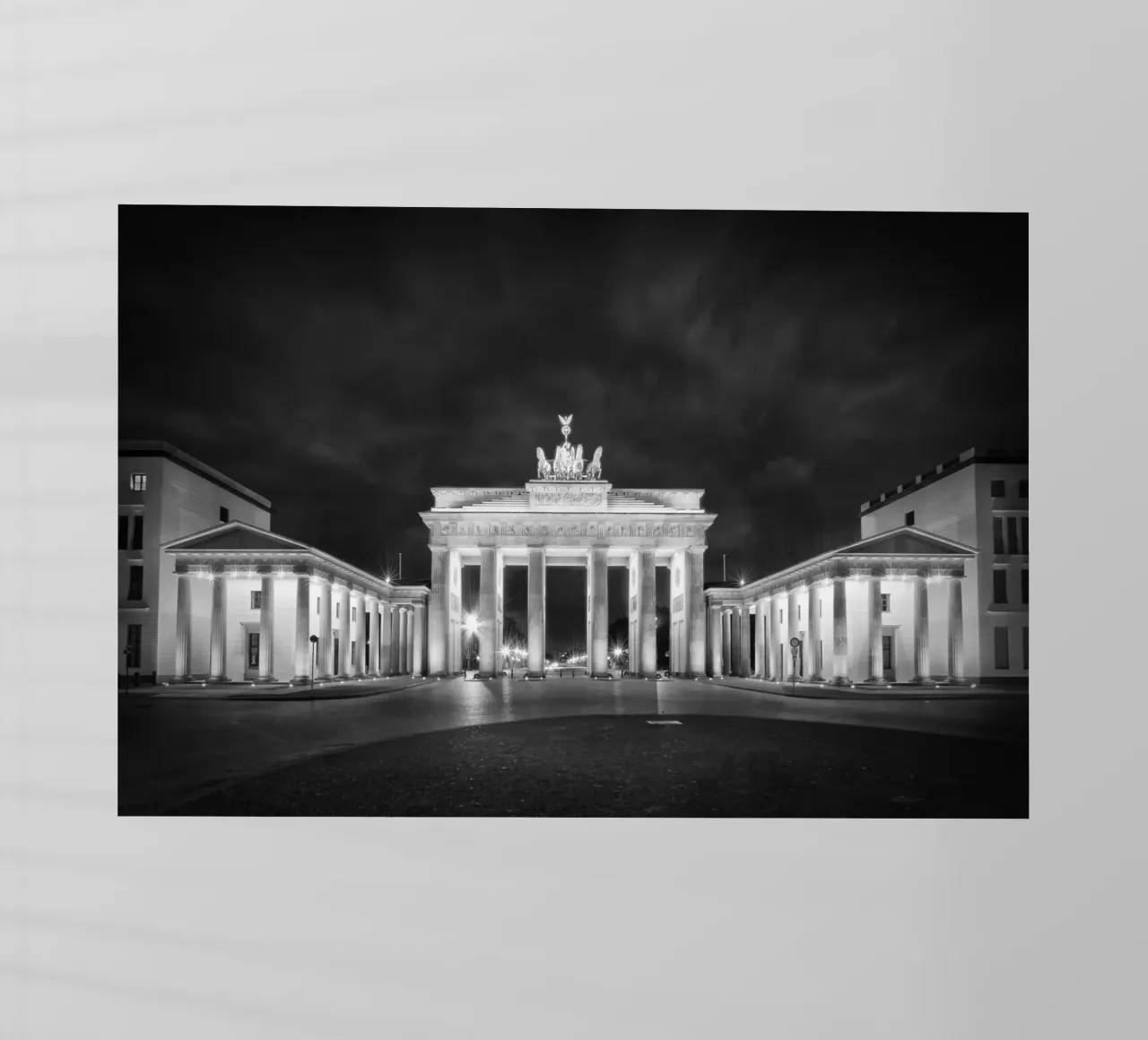 BERLINO Porta di Brandeburgo | Monochrom pellicola backlit da Melanie Viola