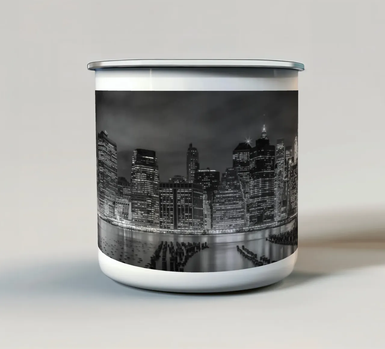 NEW YORK CITY Impressione monocromatica di notte | Panorama tazza in smalto da Melanie Viola