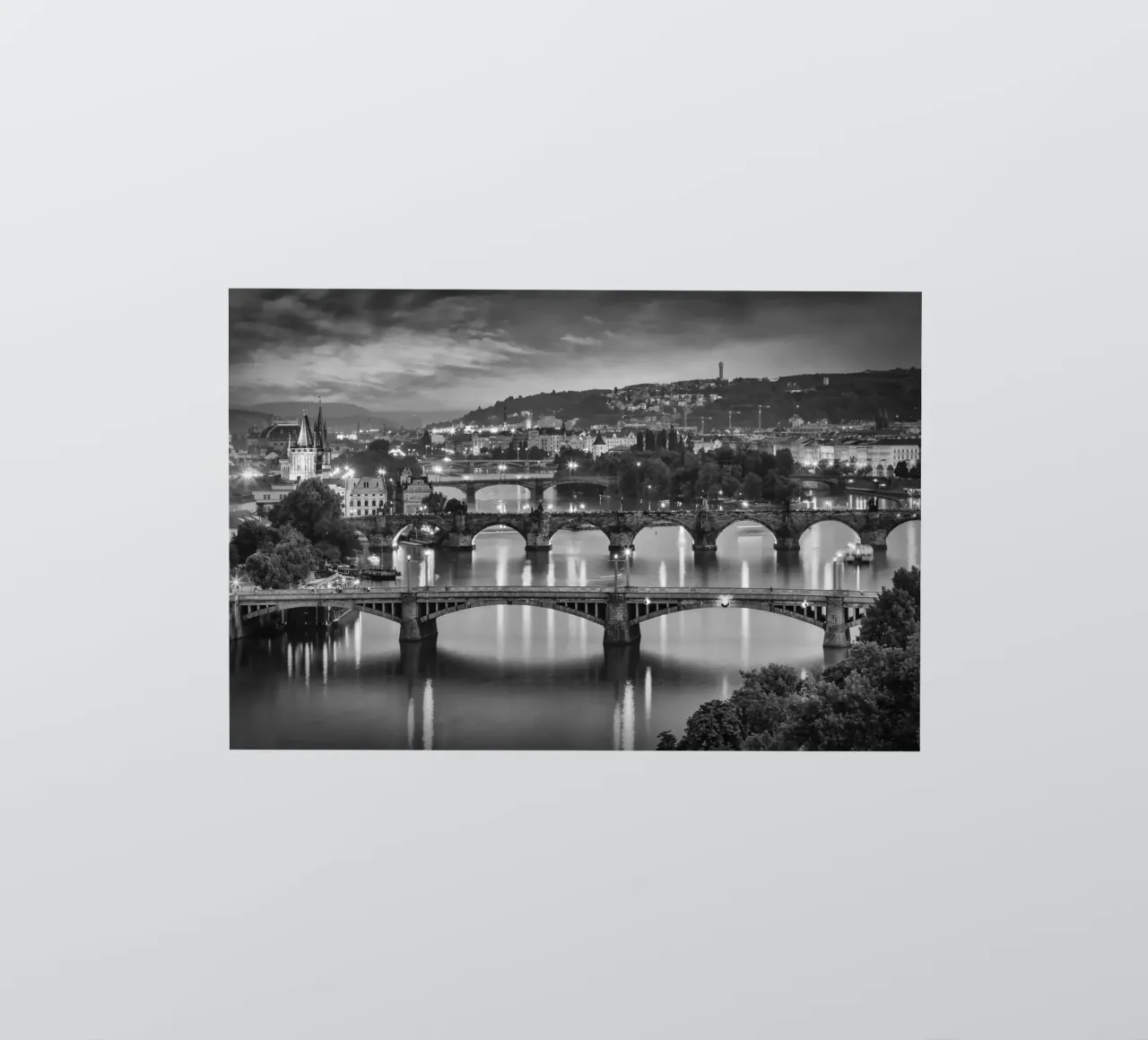 Avond uitzicht over de Vltava bruggen in Praag - Monochrom sticker van Melanie Viola