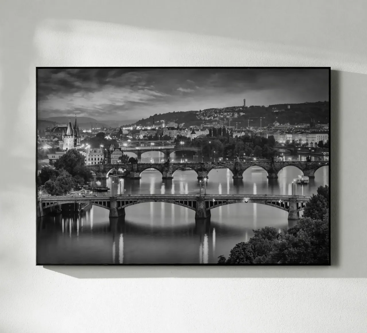 Avond uitzicht over de Vltava bruggen in Praag - Monochrom acryl van Melanie Viola