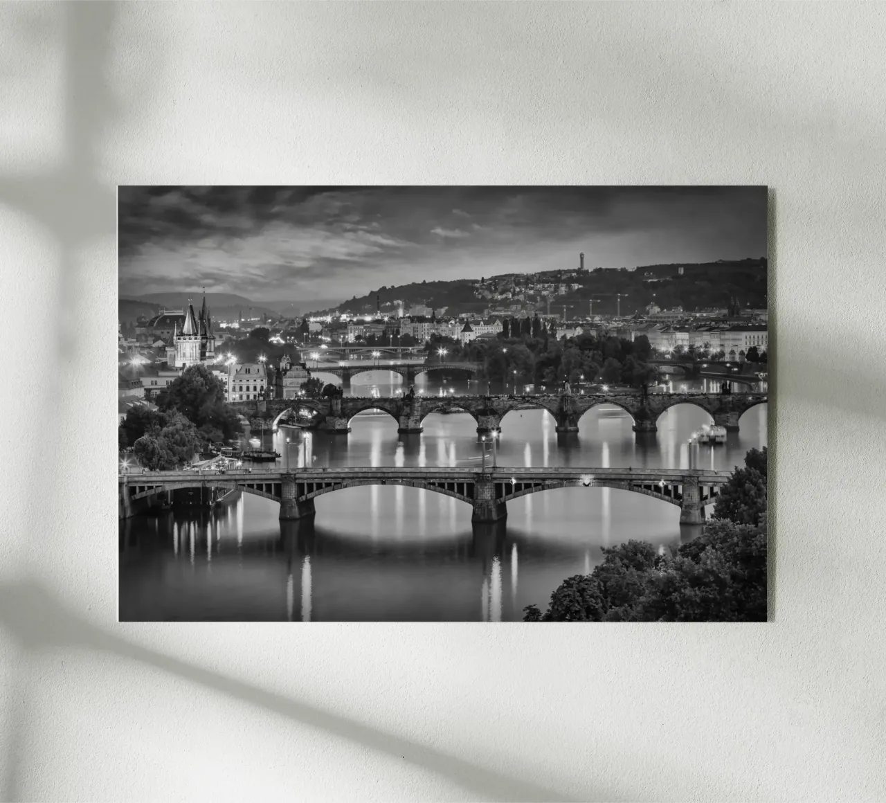 Avond uitzicht over de Vltava bruggen in Praag - Monochrom acryl van Melanie Viola