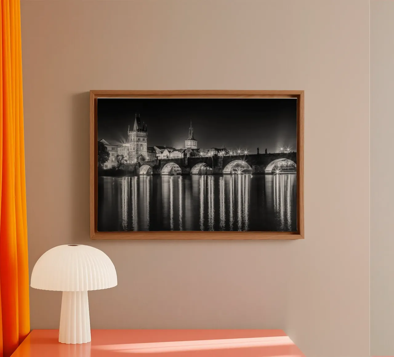 Ponte Carlo e Torre del Ponte della Città Vecchia di notte - Monochrom tela con Cornice a cassetta da Melanie Viola