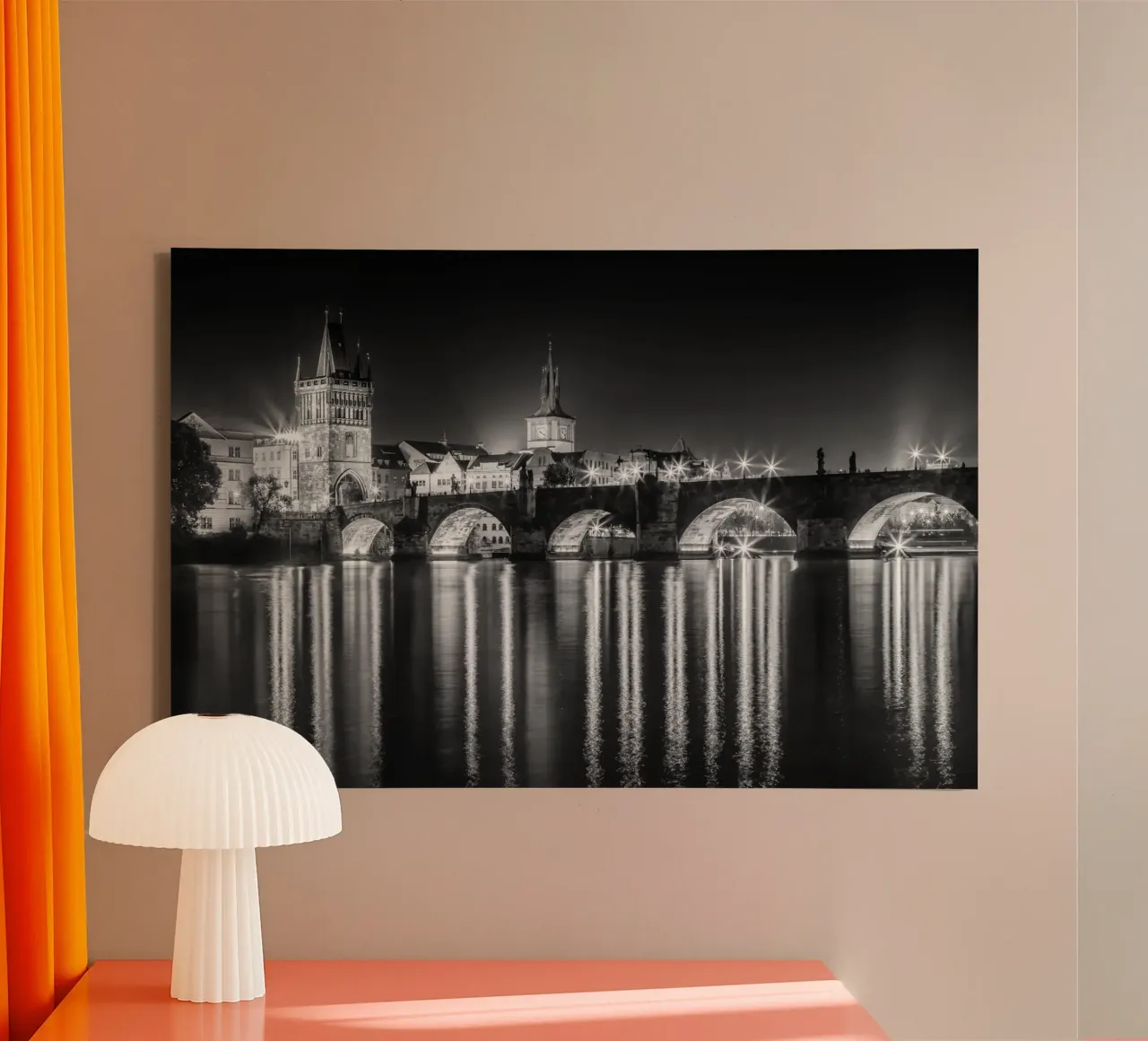 Ponte Carlo e Torre del Ponte della Città Vecchia di notte - Monochrom tela con Cornice a cassetta da Melanie Viola