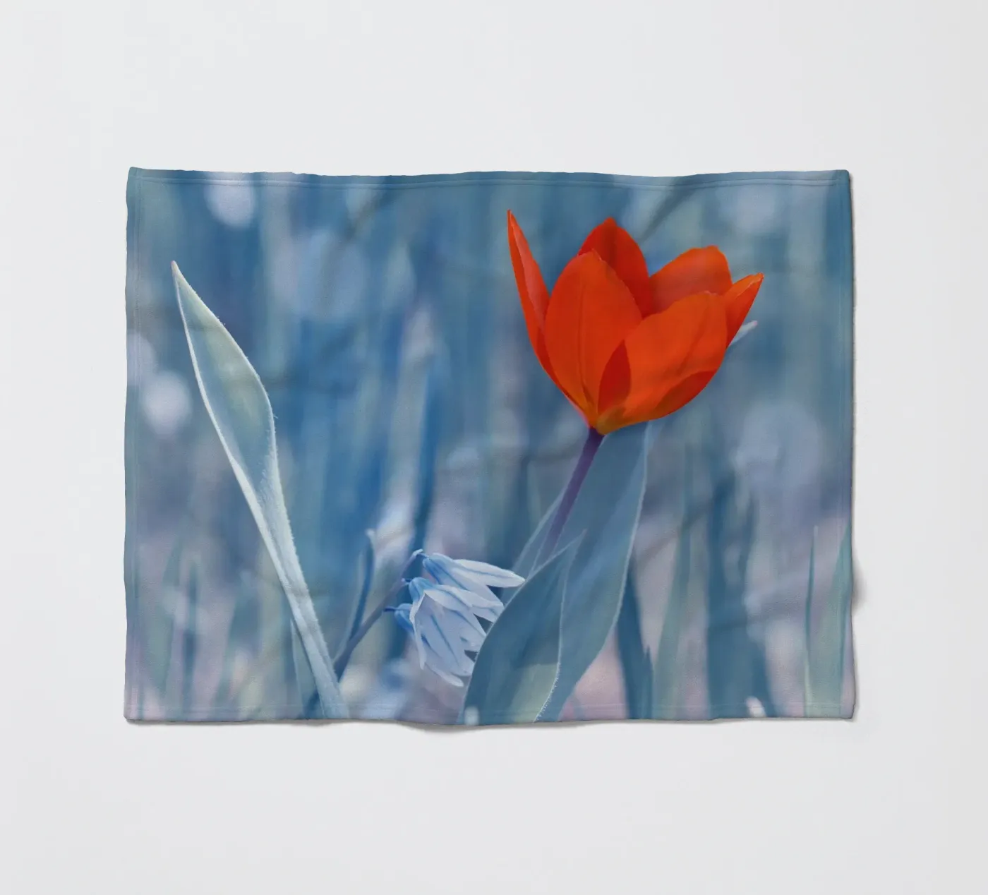 Rode tulp fleecedeken van Atteloi Fotografie