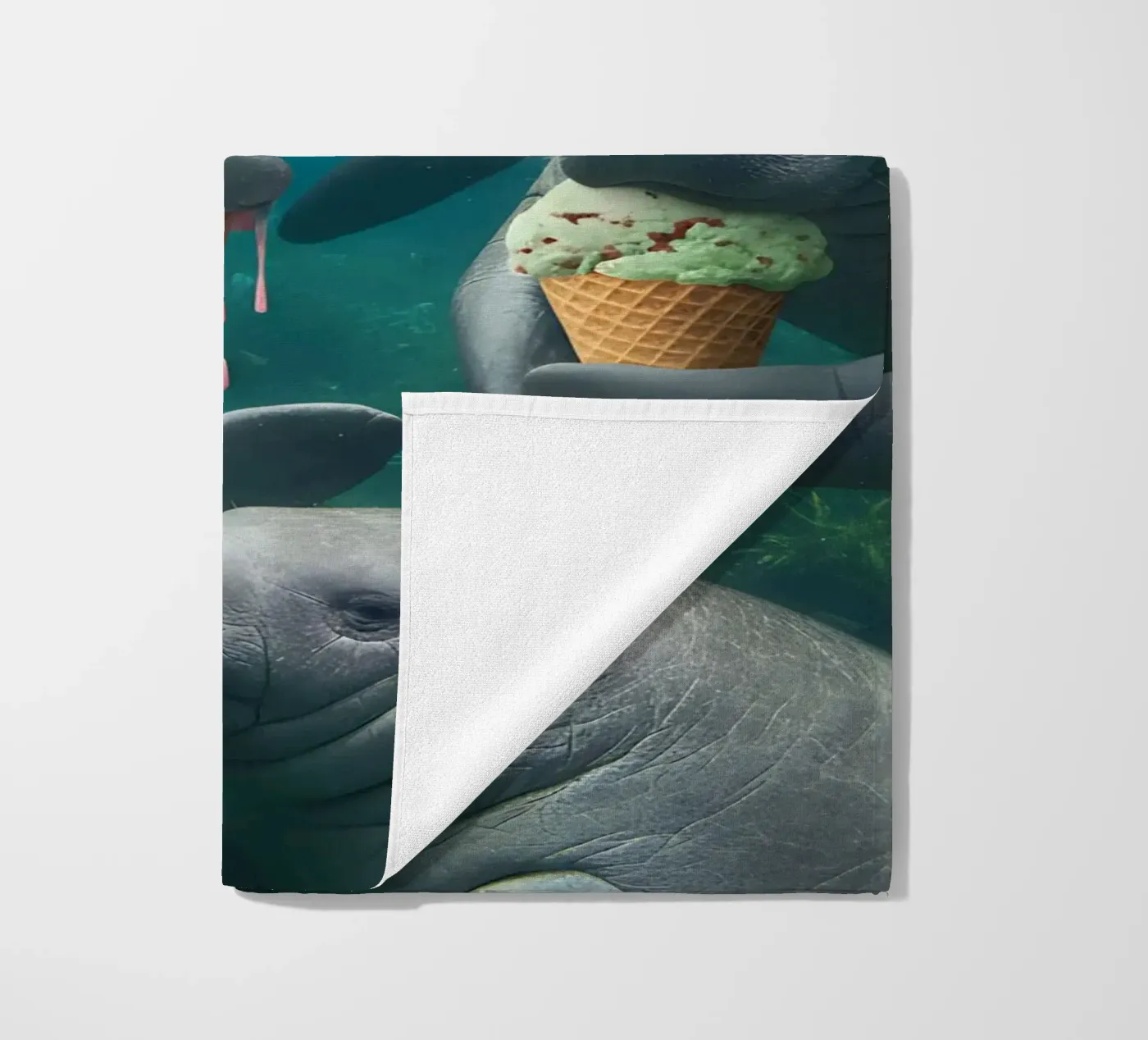 Auf ein Eis Strandtuch von kosinsart.gallery2