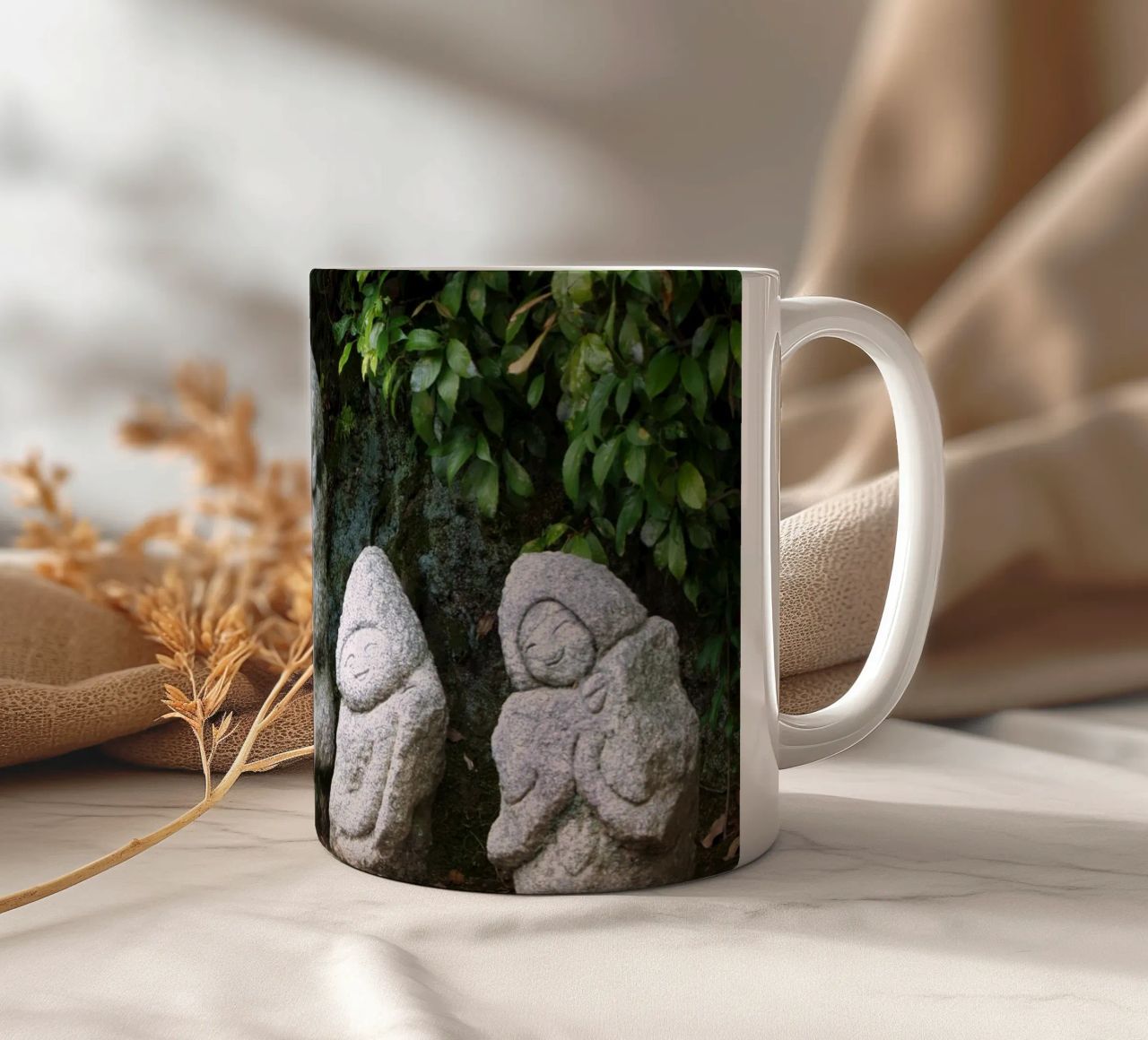 Steinerne Jizō-Statue in einem traditionellen japanischen Tempel Keramik Tasse von Ben & Clo creations
