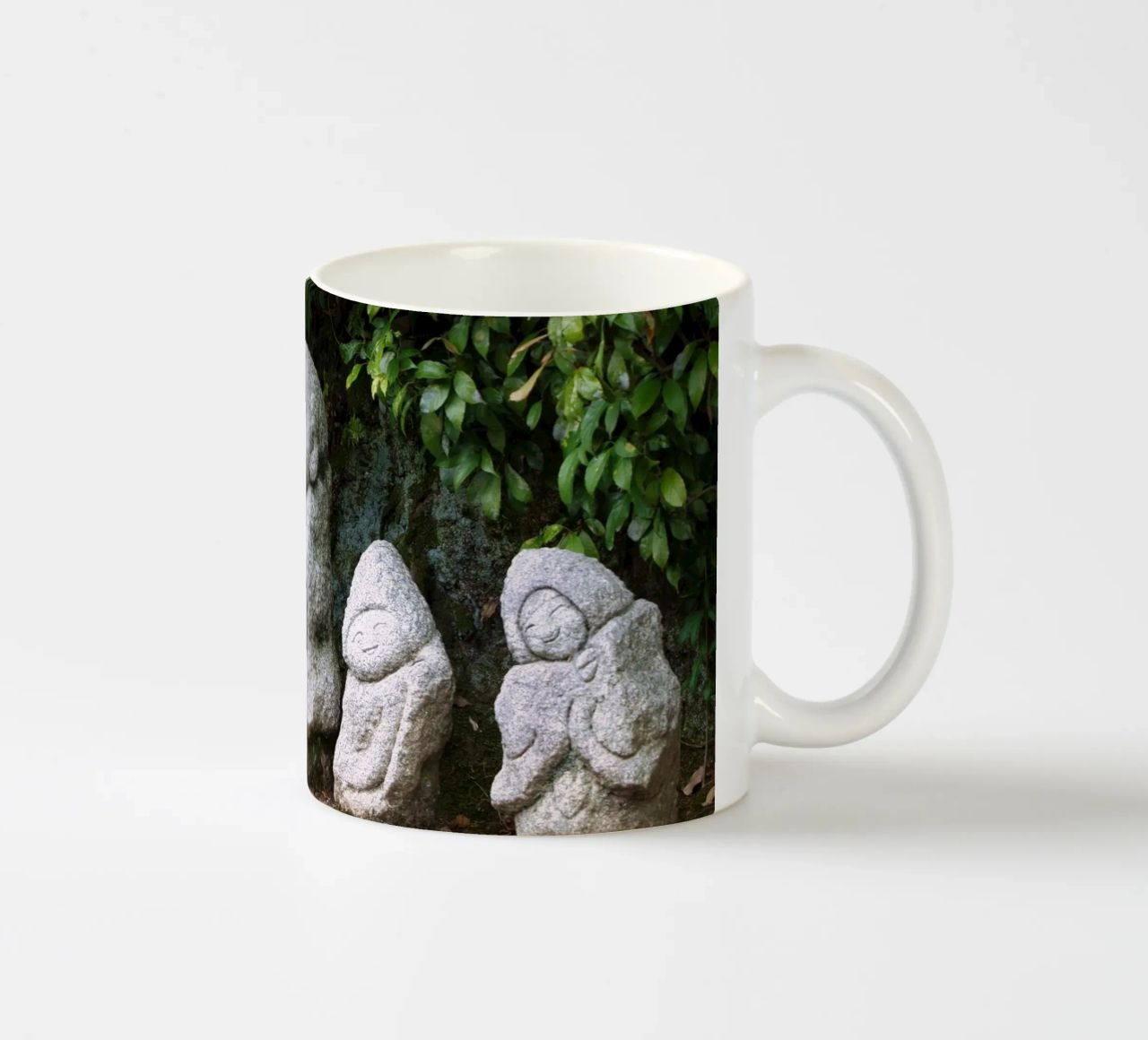 Steinerne Jizō-Statue in einem traditionellen japanischen Tempel Keramik Tasse von Ben & Clo creations