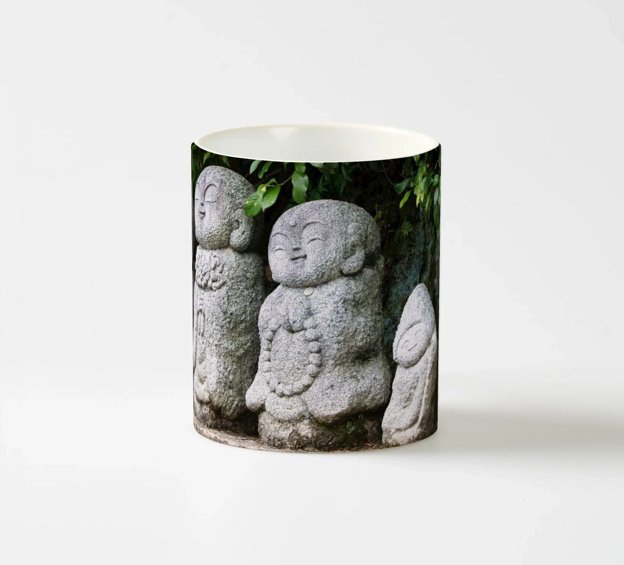 Steinerne Jizō-Statue in einem traditionellen japanischen Tempel Keramik Tasse von Ben & Clo creations