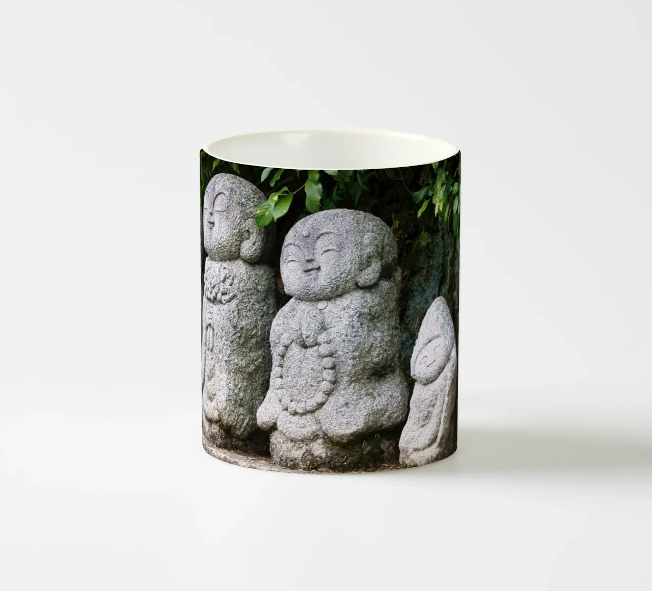Estatua de piedra de Jizō en un templo tradicional japonés taza de cerámica de Ben & Clo creations
