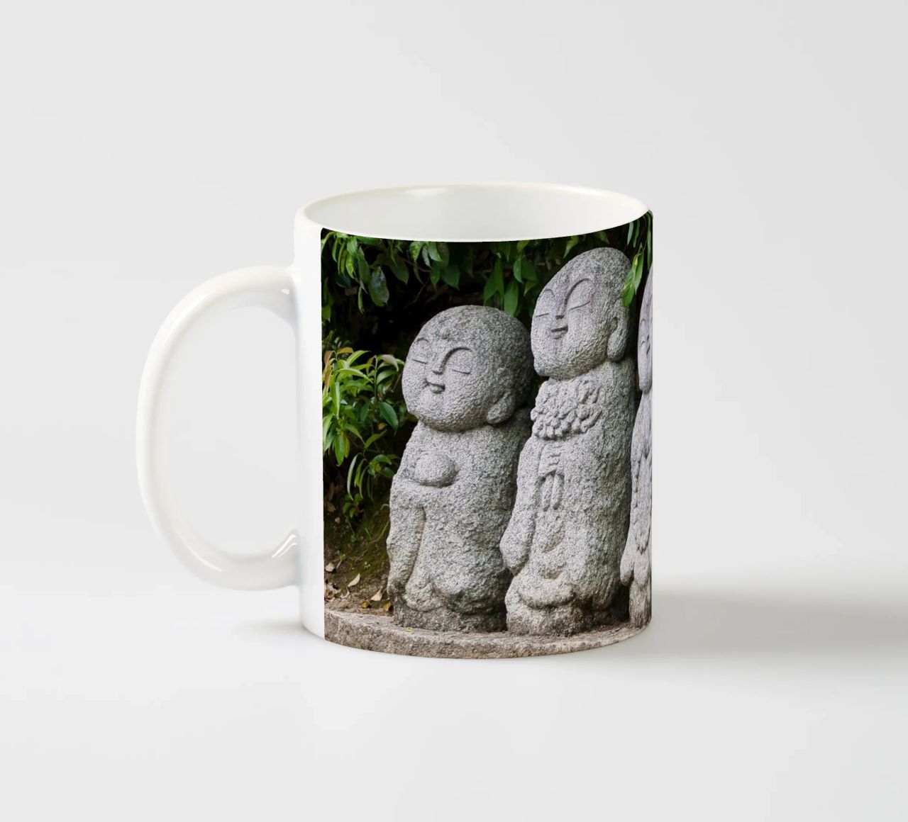 Steinerne Jizō-Statue in einem traditionellen japanischen Tempel Keramik Tasse von Ben & Clo creations