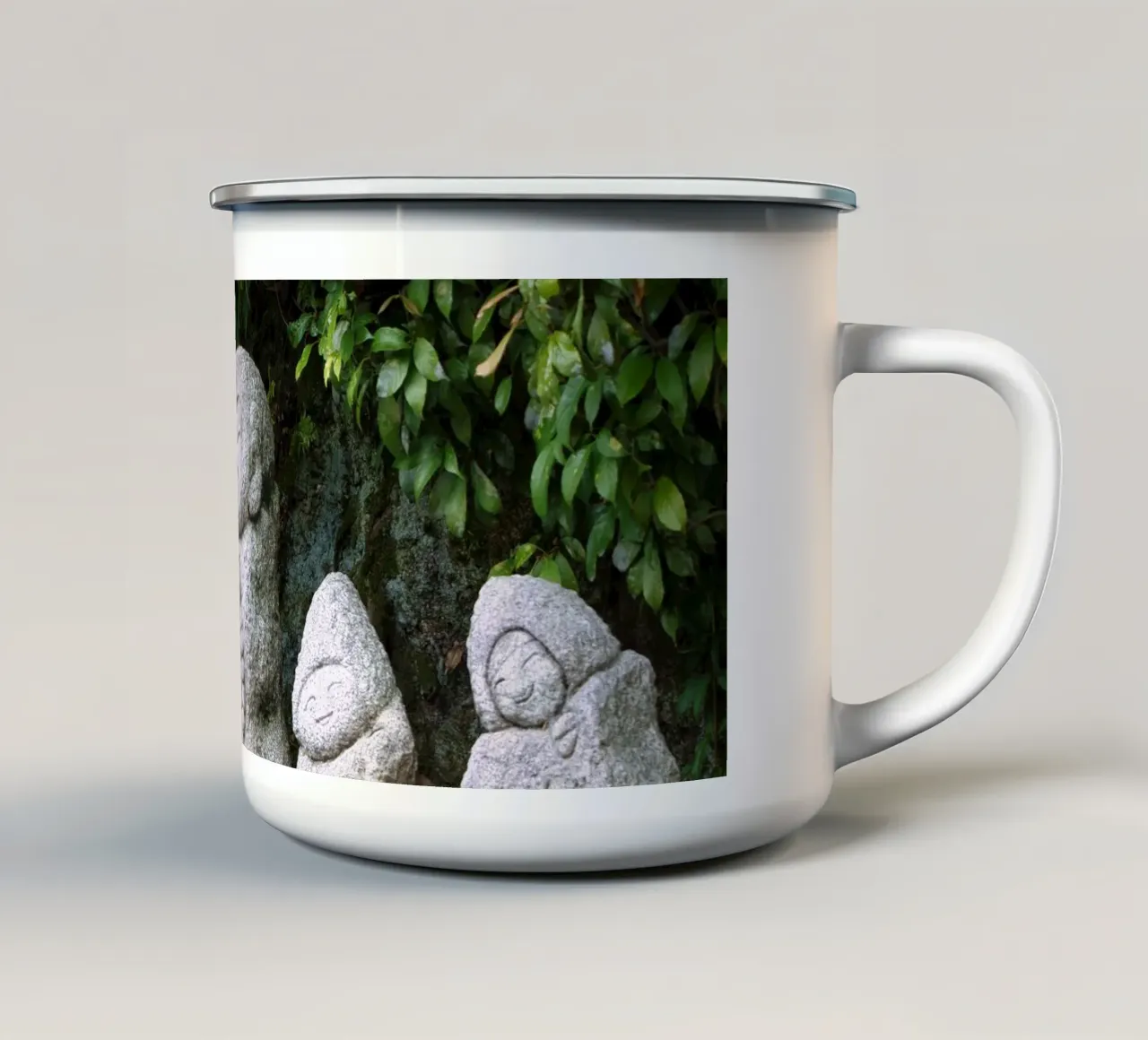 Statua di pietra di Jizō in un tempio tradizionale giapponese tazza in smalto da Ben & Clo creations