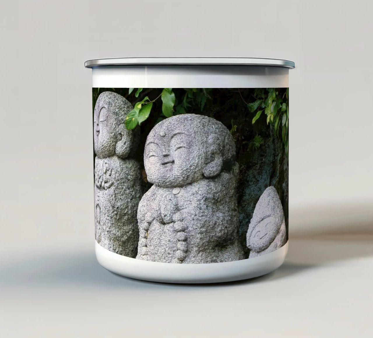 Steinerne Jizō-Statue in einem traditionellen japanischen Tempel Emaille Tasse von Ben & Clo creations