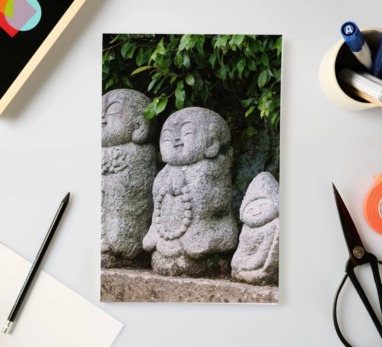 Steinerne Jizō-Statue in einem traditionellen japanischen Tempel Notizbuch von Ben & Clo creations