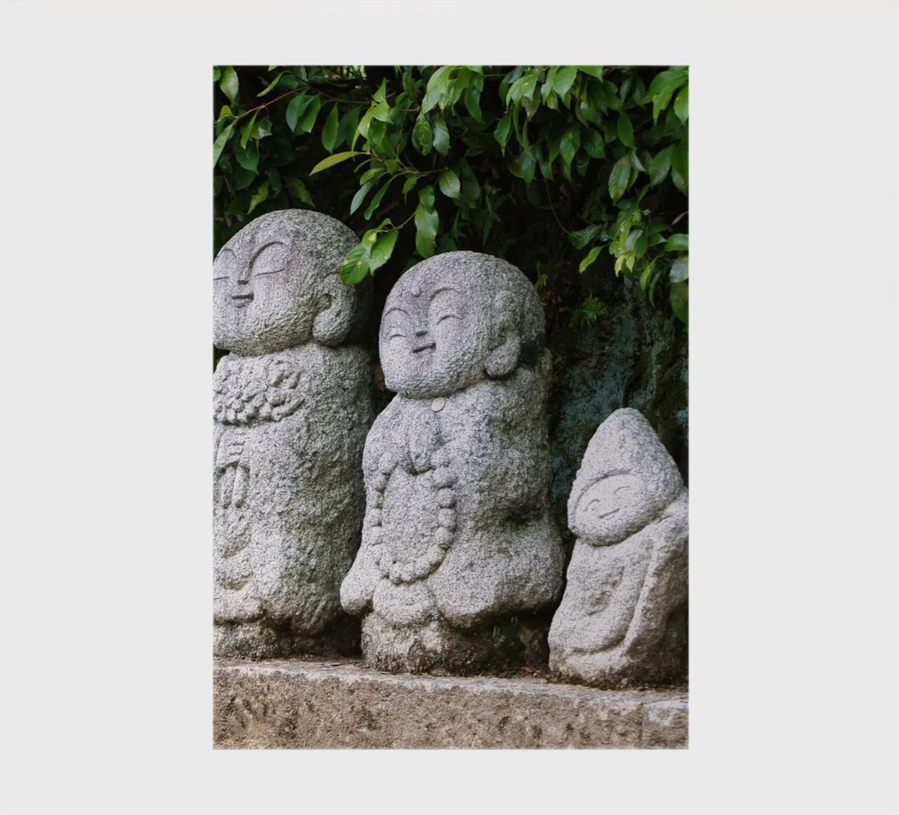 Steinerne Jizō-Statue in einem traditionellen japanischen Tempel Notizbuch von Ben & Clo creations