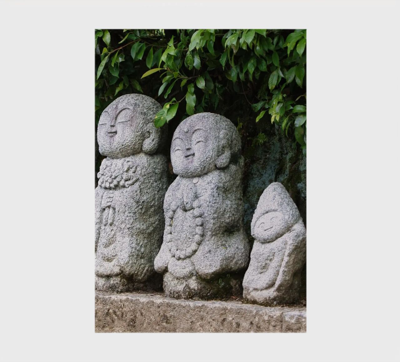 Steinerne Jizō-Statue in einem traditionellen japanischen Tempel Notizbuch von Ben & Clo creations