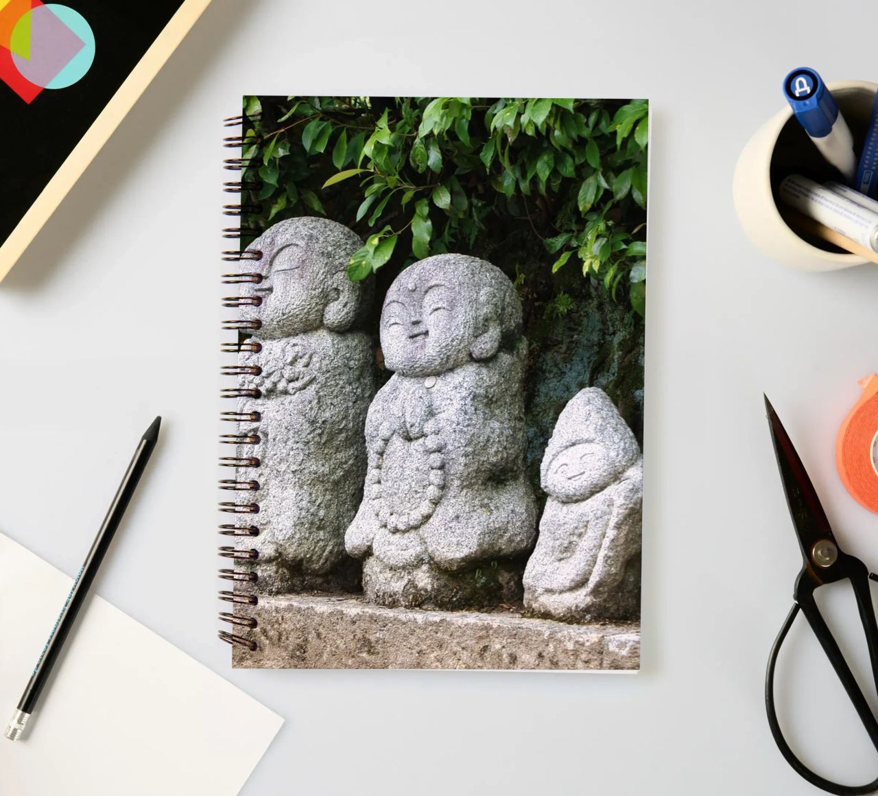 Steinerne Jizō-Statue in einem traditionellen japanischen Tempel Ringbuch von Ben & Clo creations