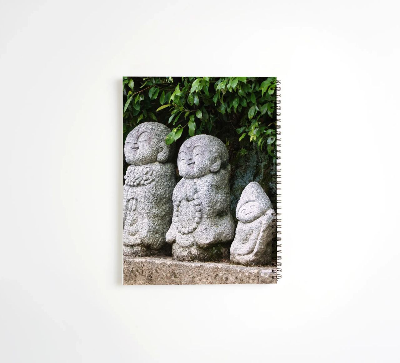 Steinerne Jizō-Statue in einem traditionellen japanischen Tempel Ringbuch von Ben & Clo creations