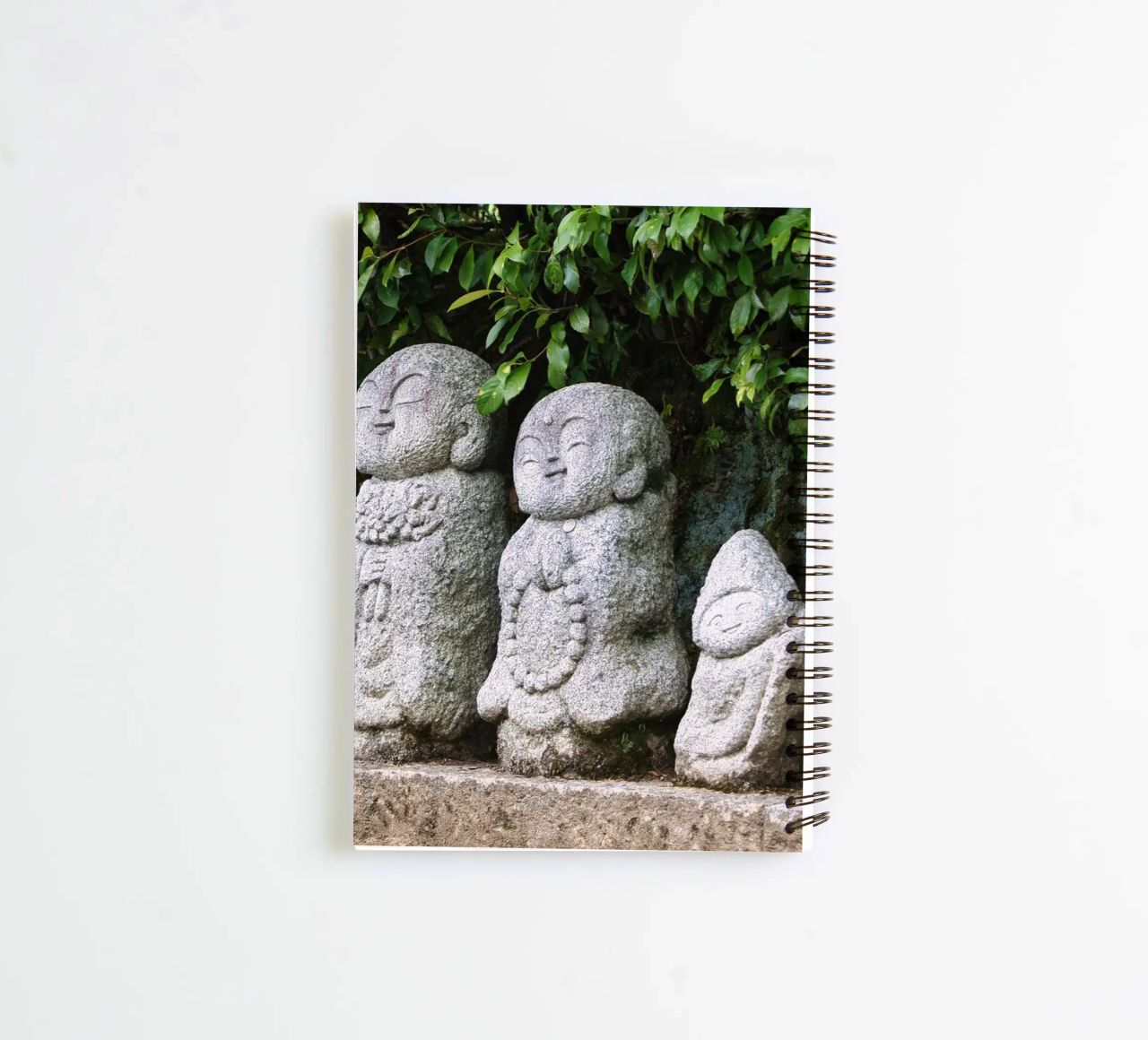 Steinerne Jizō-Statue in einem traditionellen japanischen Tempel Ringbuch von Ben & Clo creations