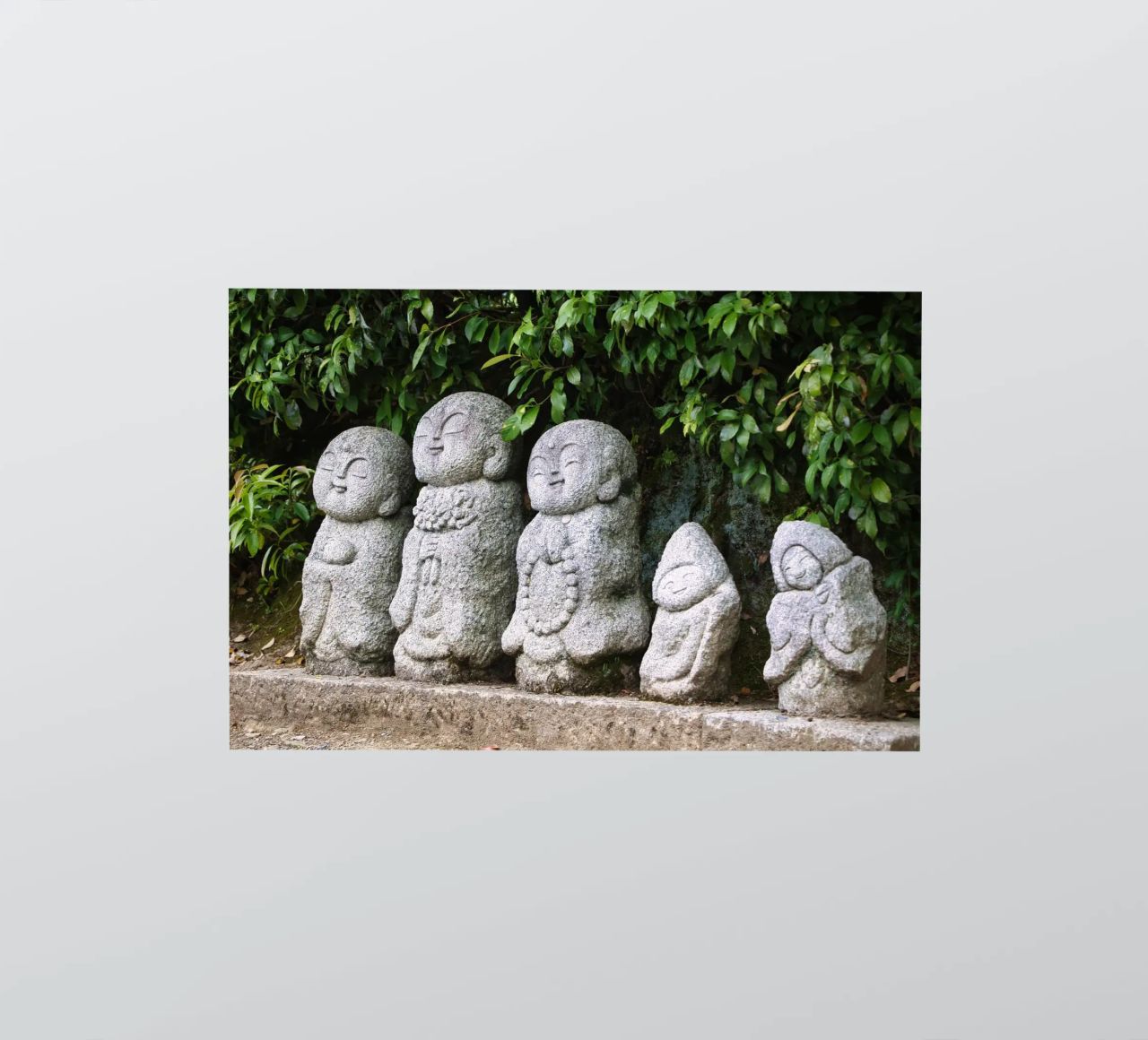Steinerne Jizō-Statue in einem traditionellen japanischen Tempel Sticker von Ben & Clo creations