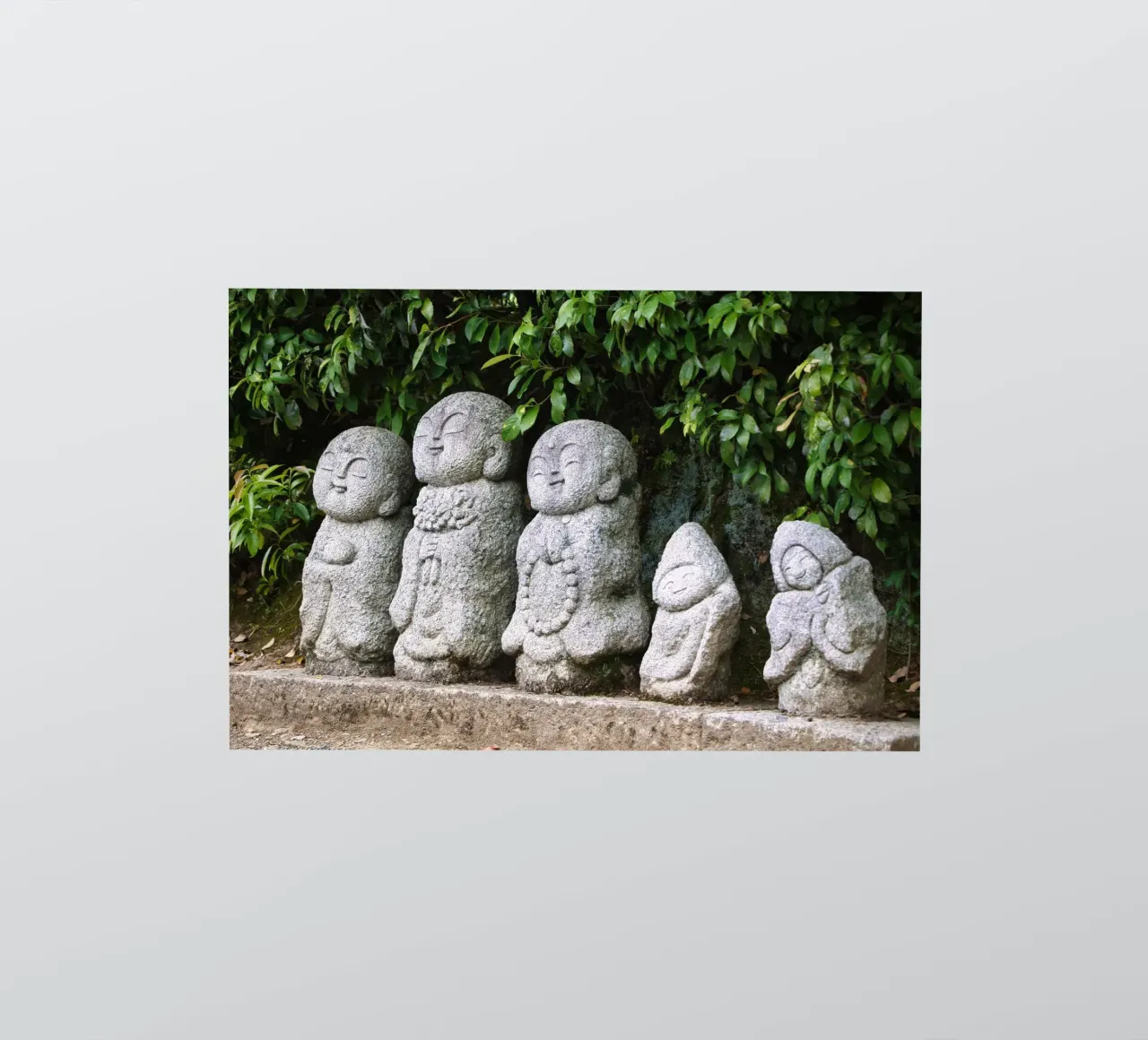 Statua di pietra di Jizō in un tempio tradizionale giapponese adesivo da Ben & Clo creations